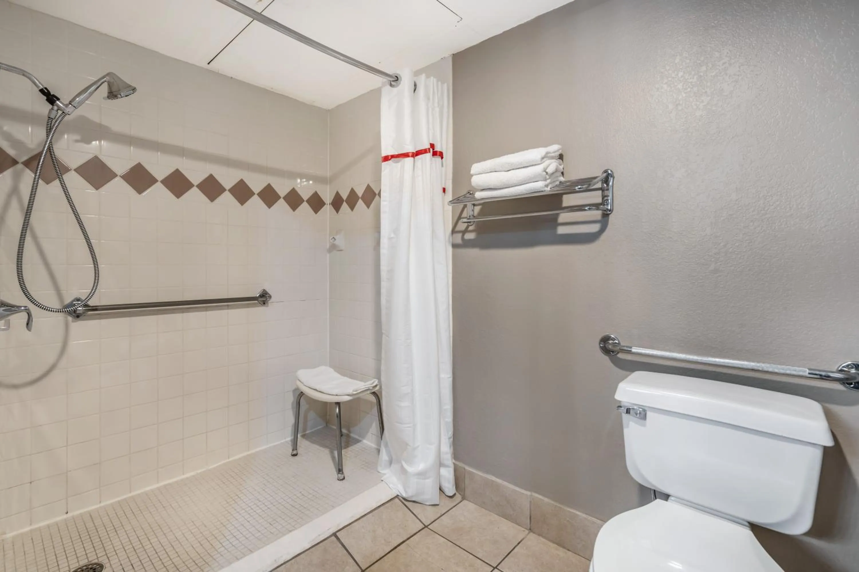 Bathroom in Red Roof Inn & Suites Sulphur Springs