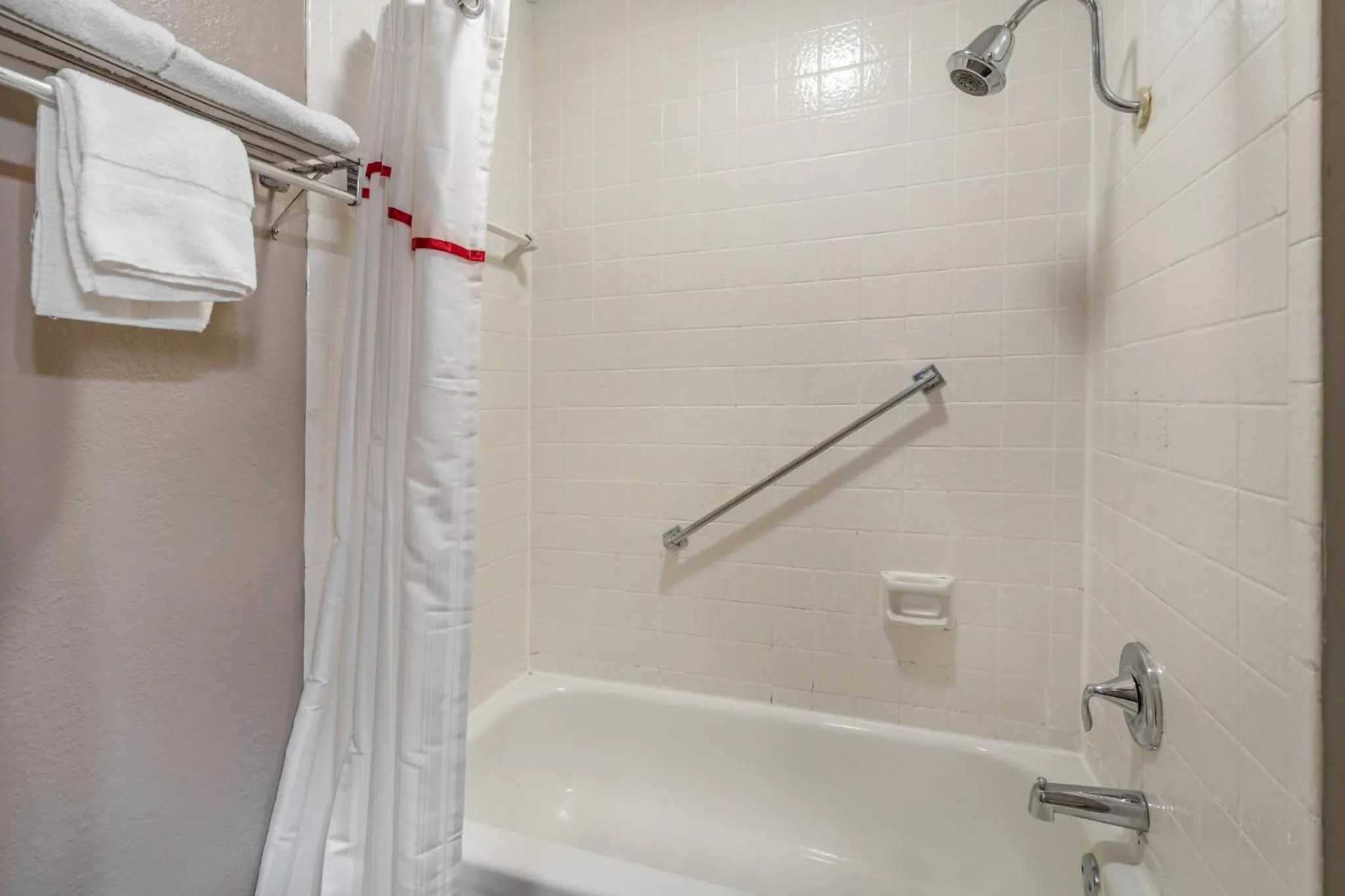 Bathroom in Red Roof Inn & Suites Sulphur Springs