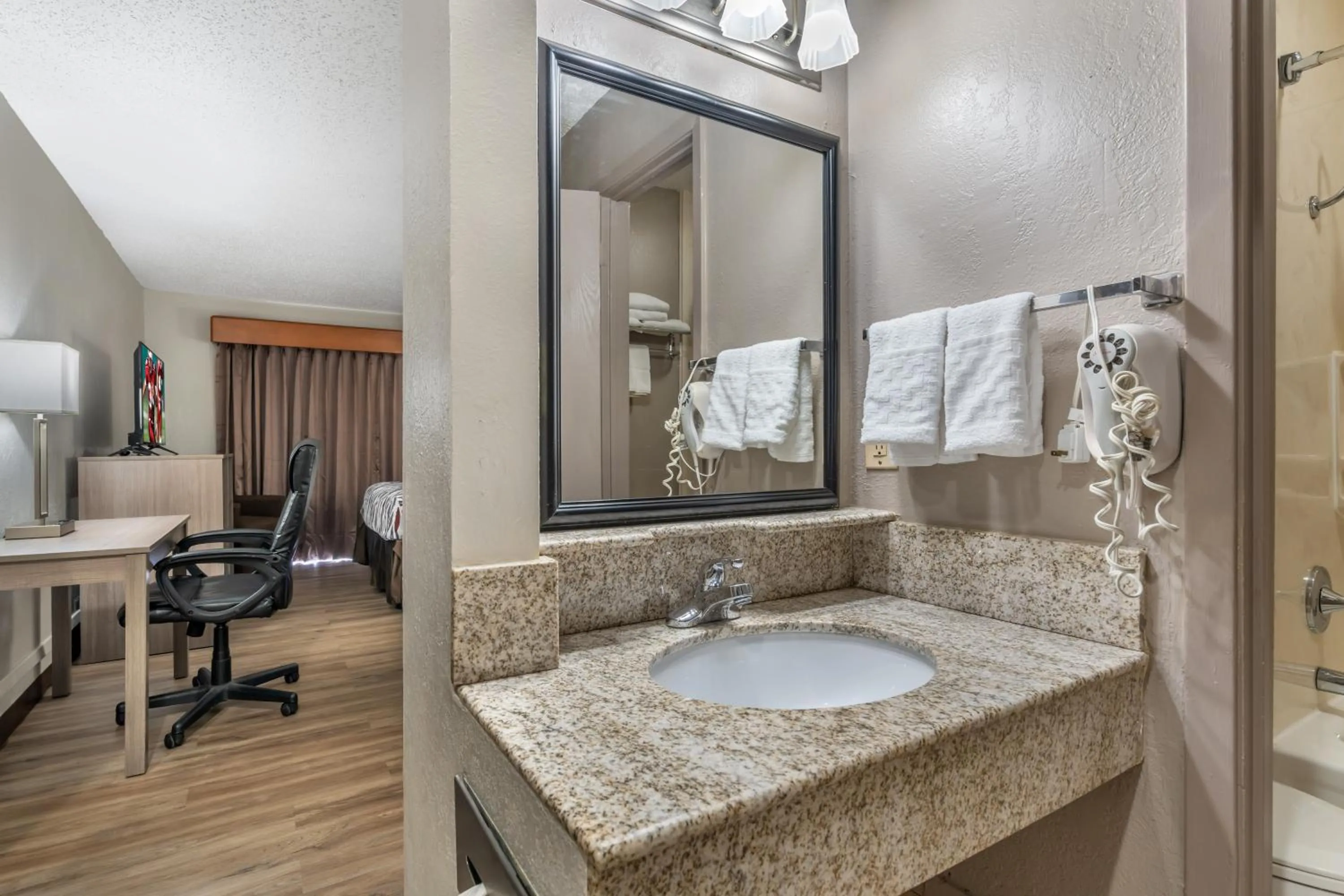 Red Roof Inn & Suites Sulphur Springs