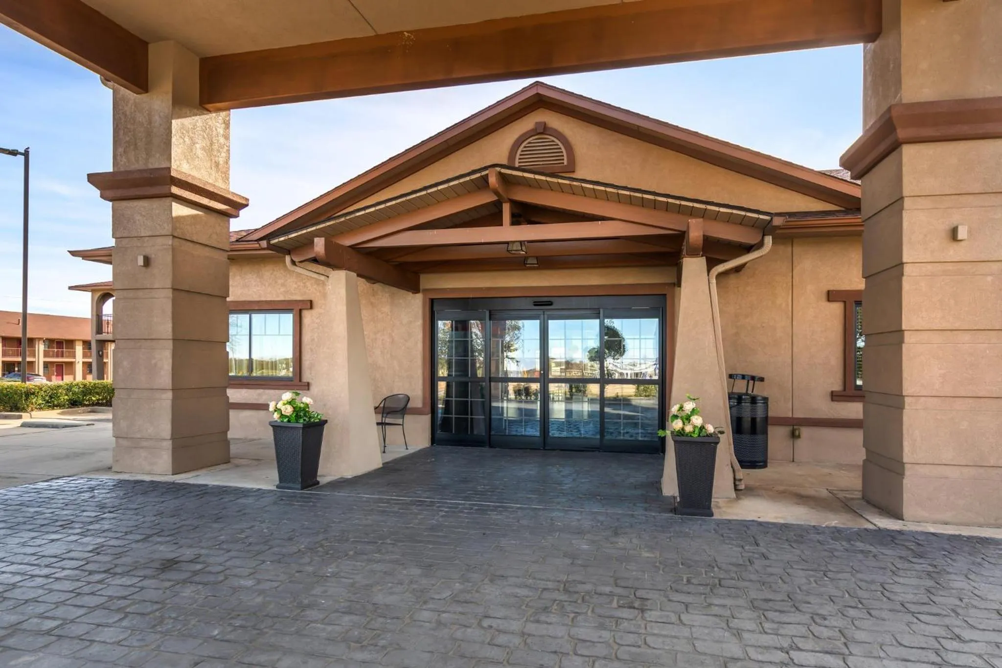 Property building in Best Western Trail Dust Inn & Suites