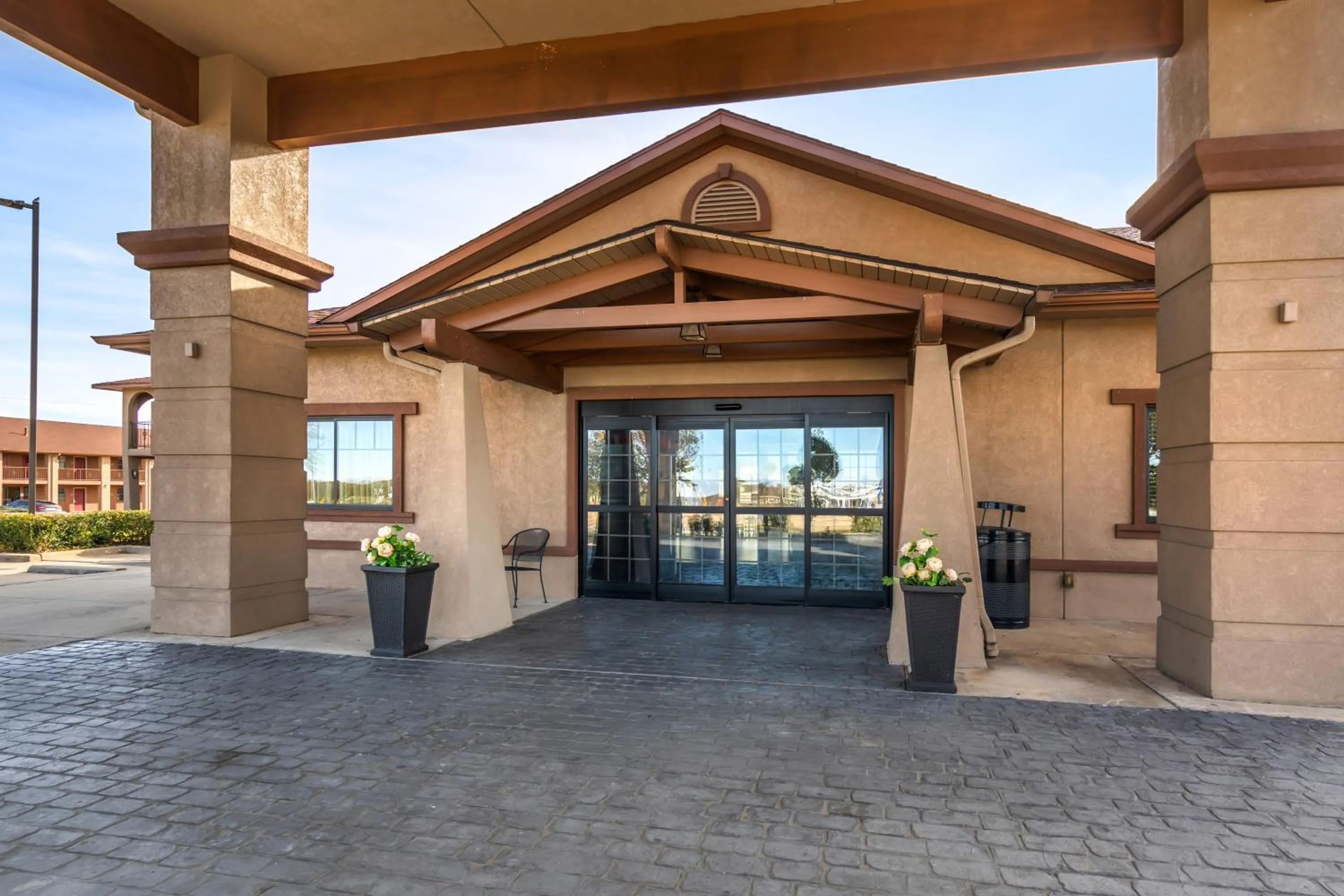 Facade/entrance in Red Roof Inn & Suites Sulphur Springs