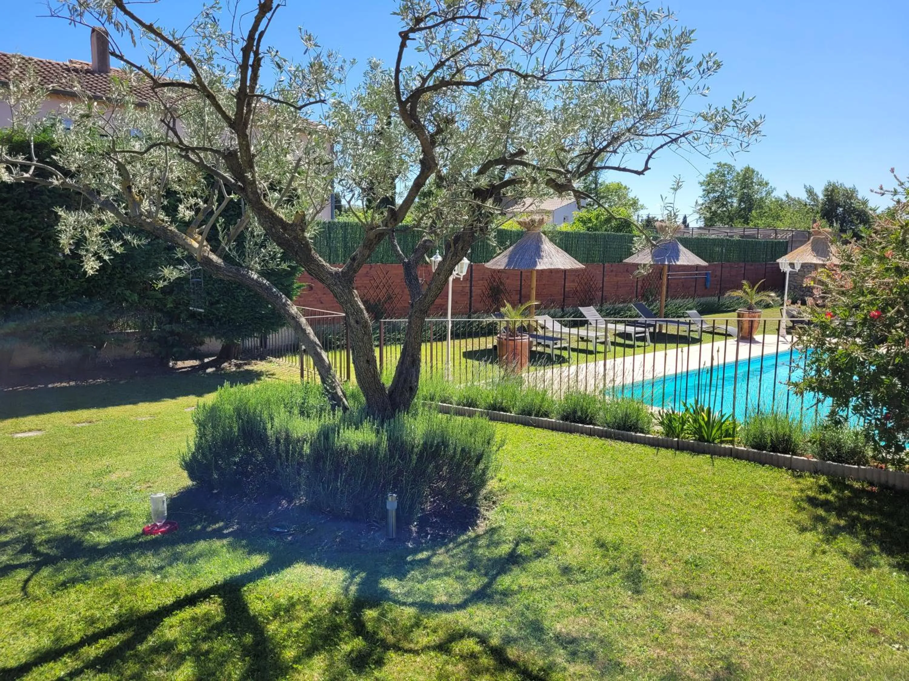 Garden view in Les chambres d'hôtes d'Eloïse, piscine privée