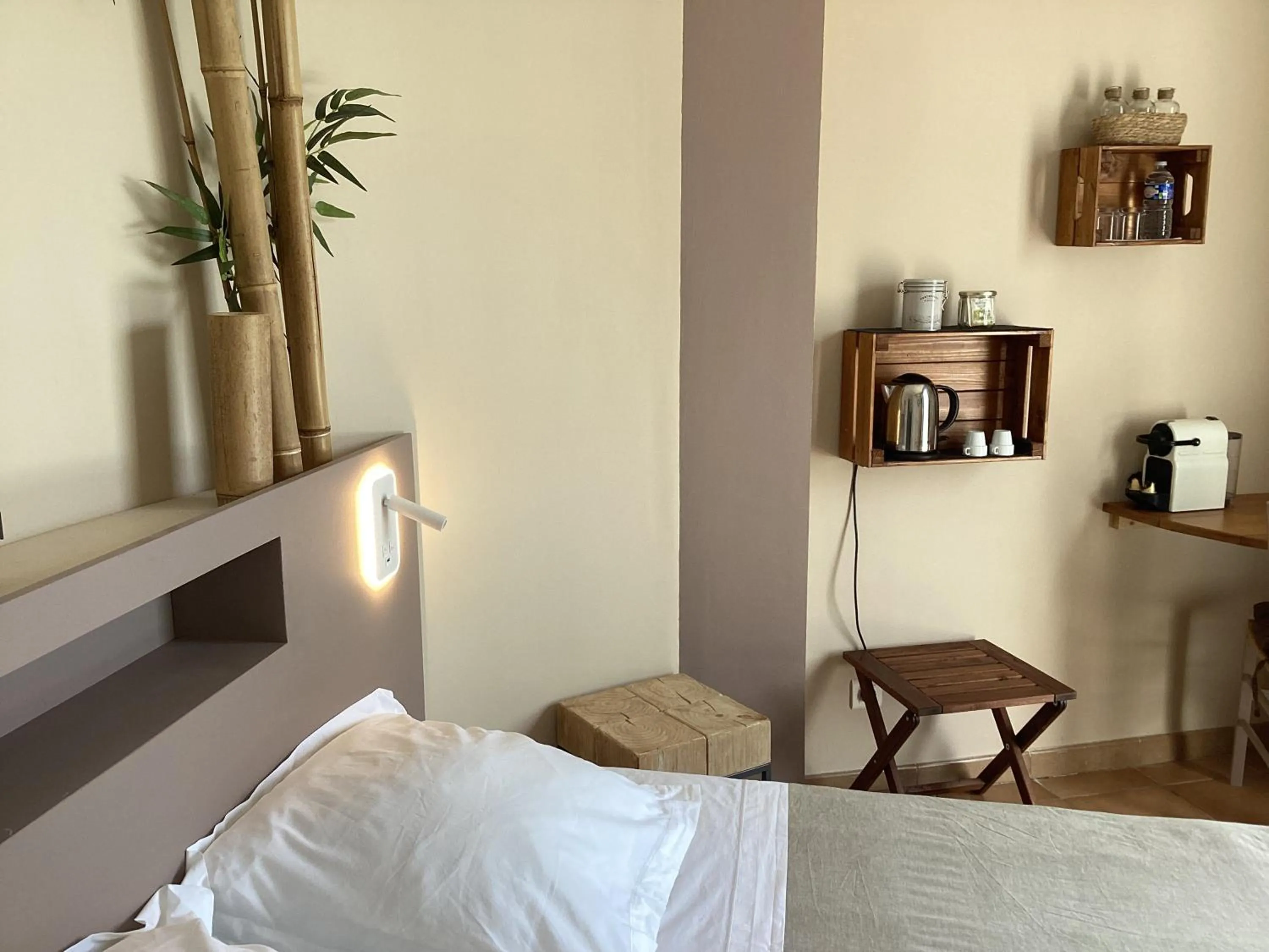 Coffee/tea facilities, Bed in Les chambres d'hôtes d'Eloïse, piscine privée