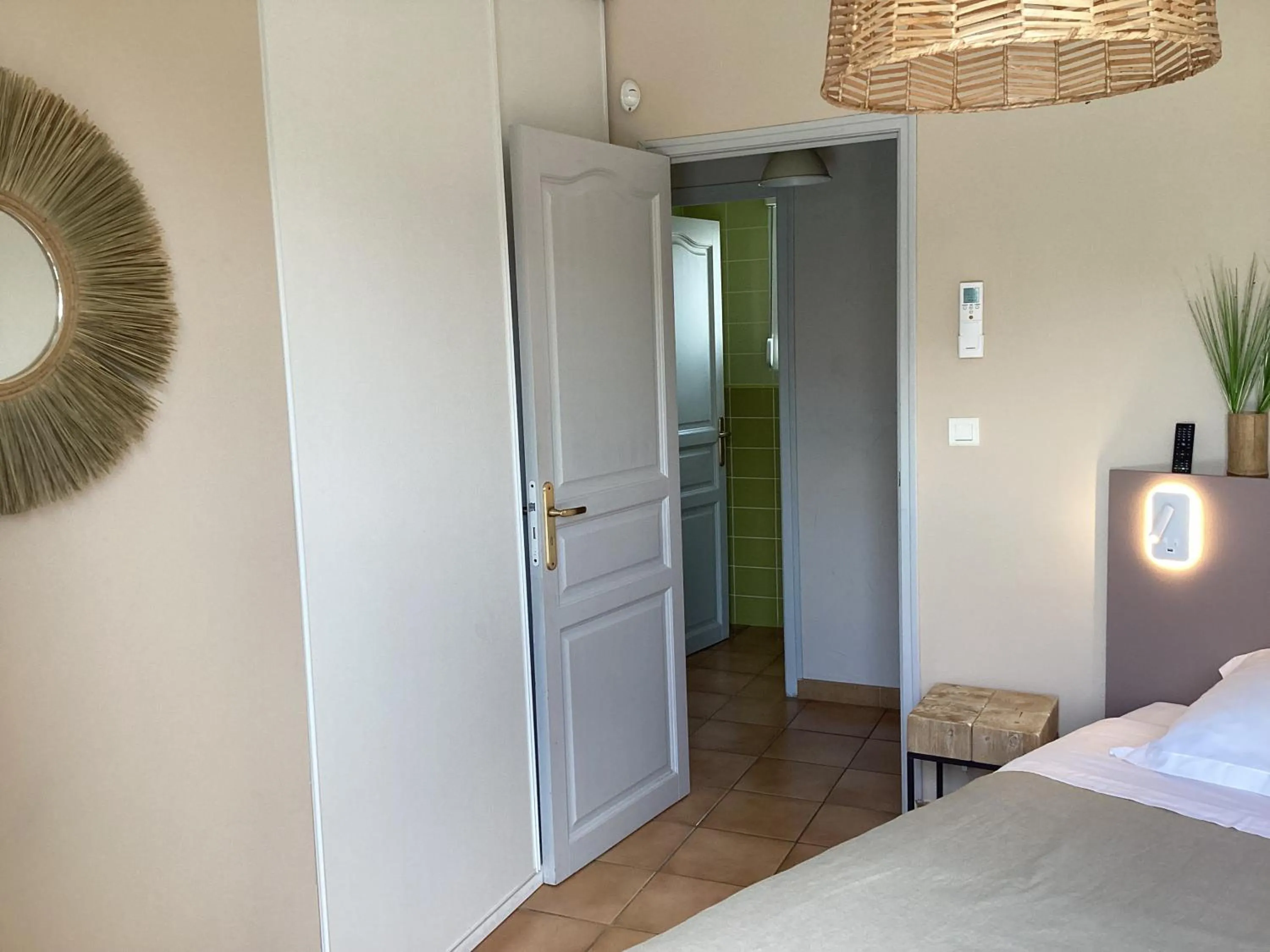 Photo of the whole room, Bed in Les chambres d'hôtes d'Eloïse, piscine privée