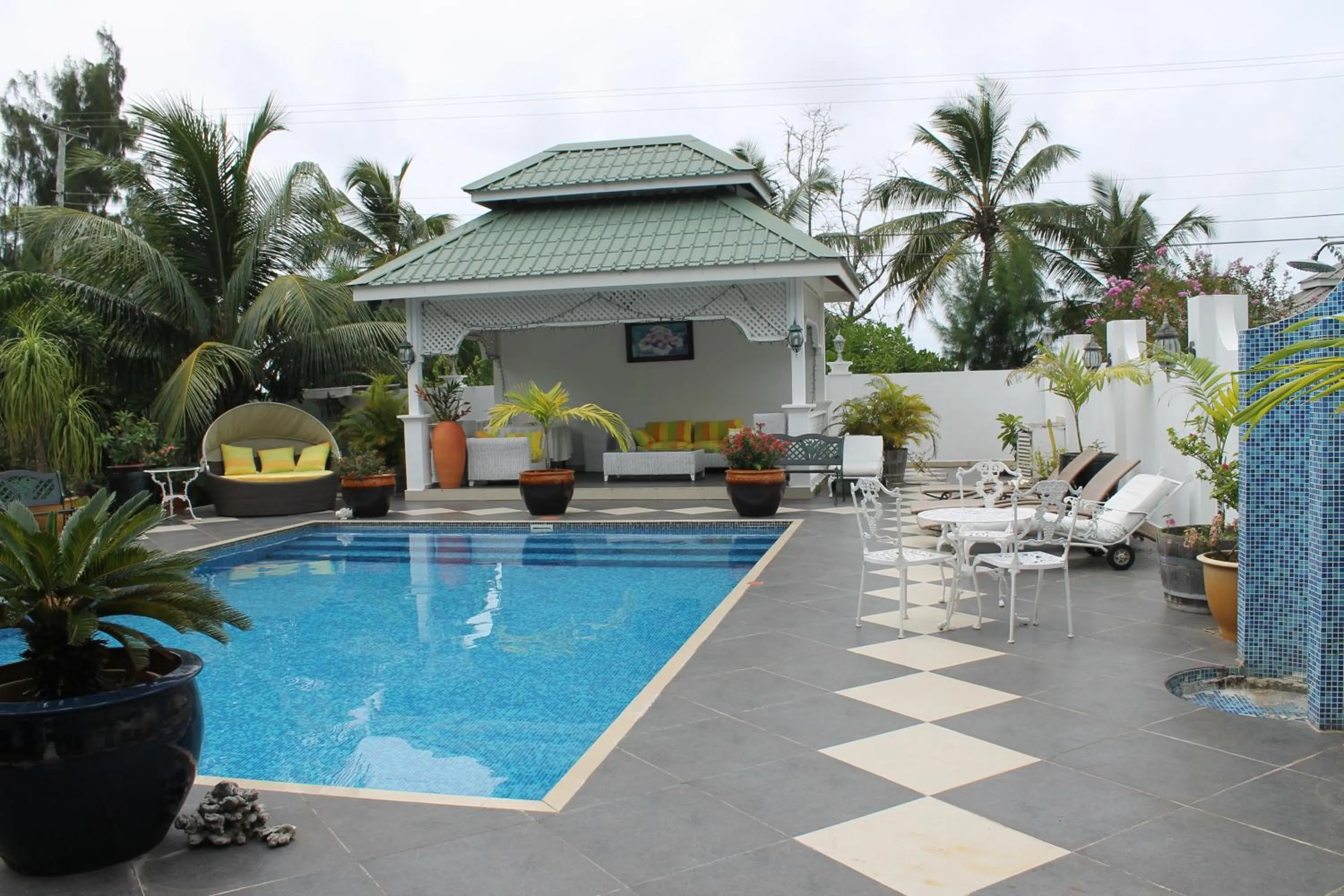 Swimming pool in Le Bonheur Villa