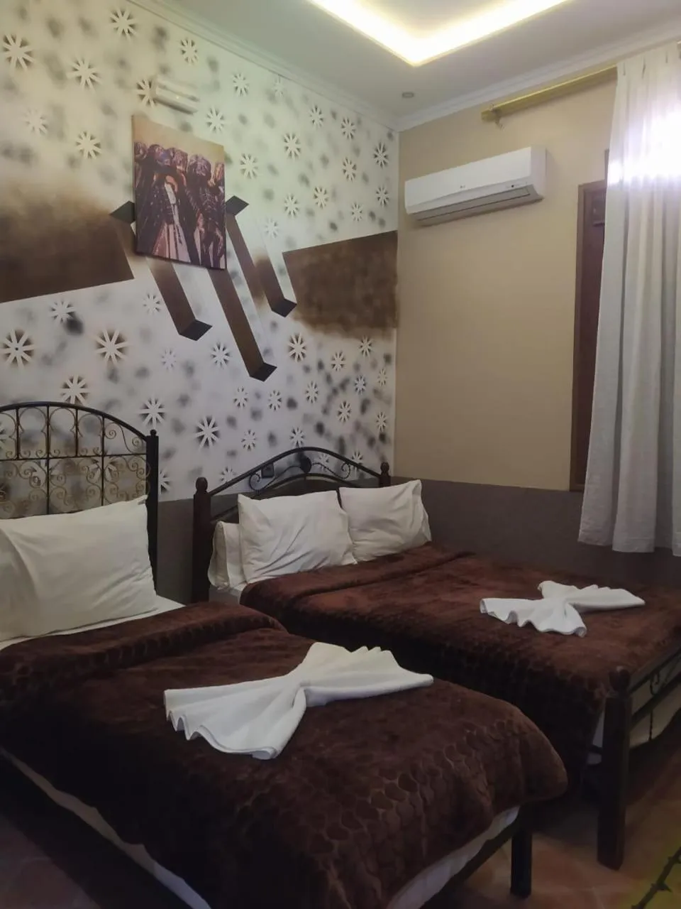 Bed in Hôtel La Vallée Des Oiseaux