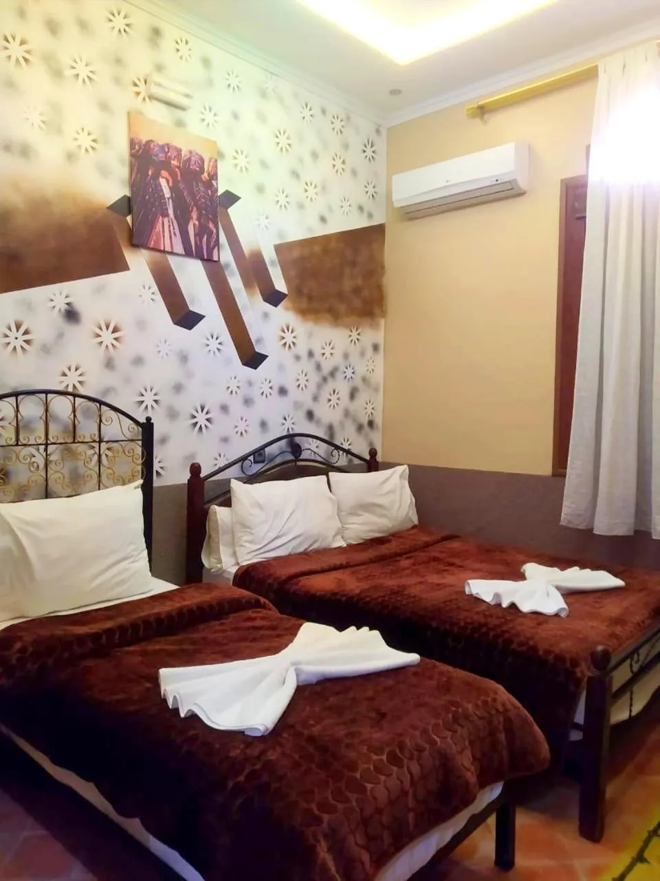 Bed in Hôtel La Vallée Des Oiseaux