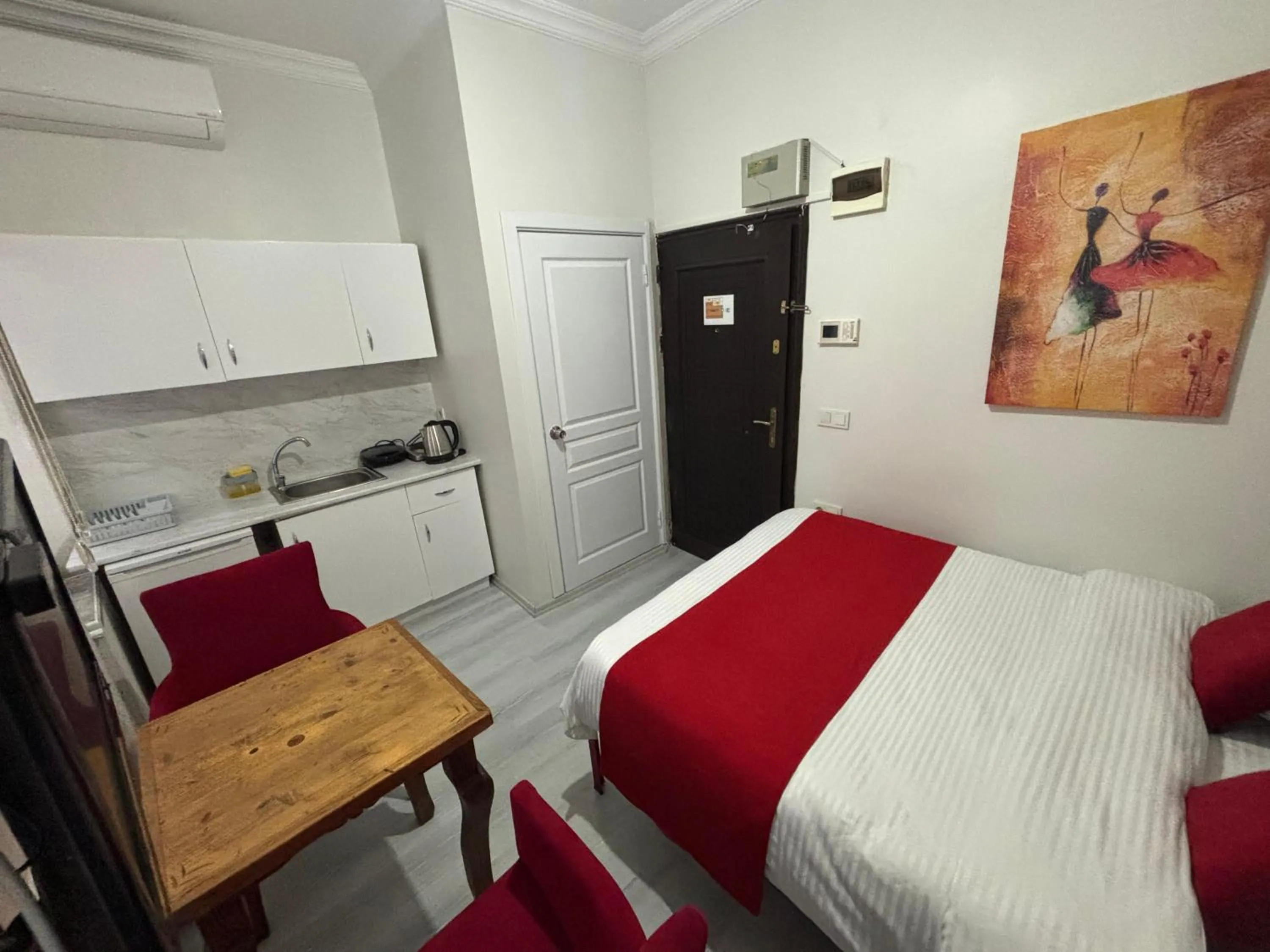 Kitchen or kitchenette, Bed in Istanberry - Pera Apartments