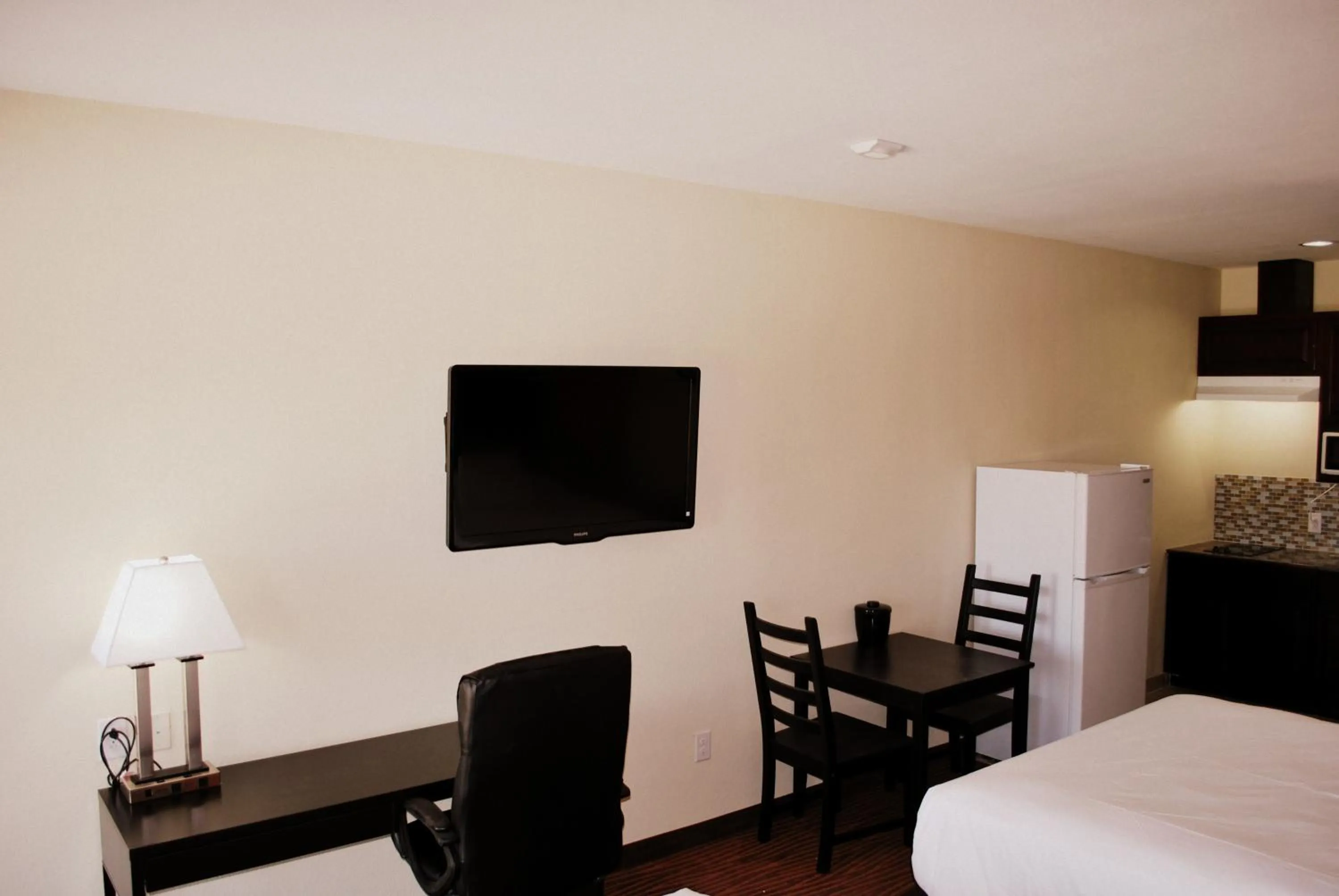 TV and multimedia in Westwood Inn & Suites