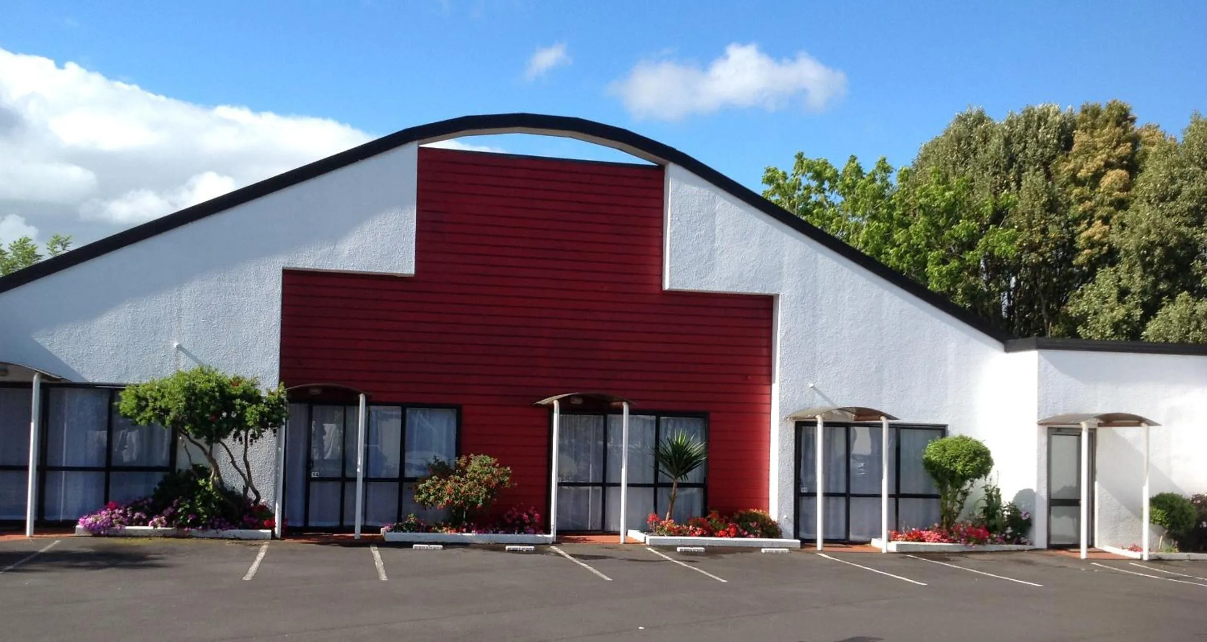 Facade/entrance in Cascades Motor Lodge