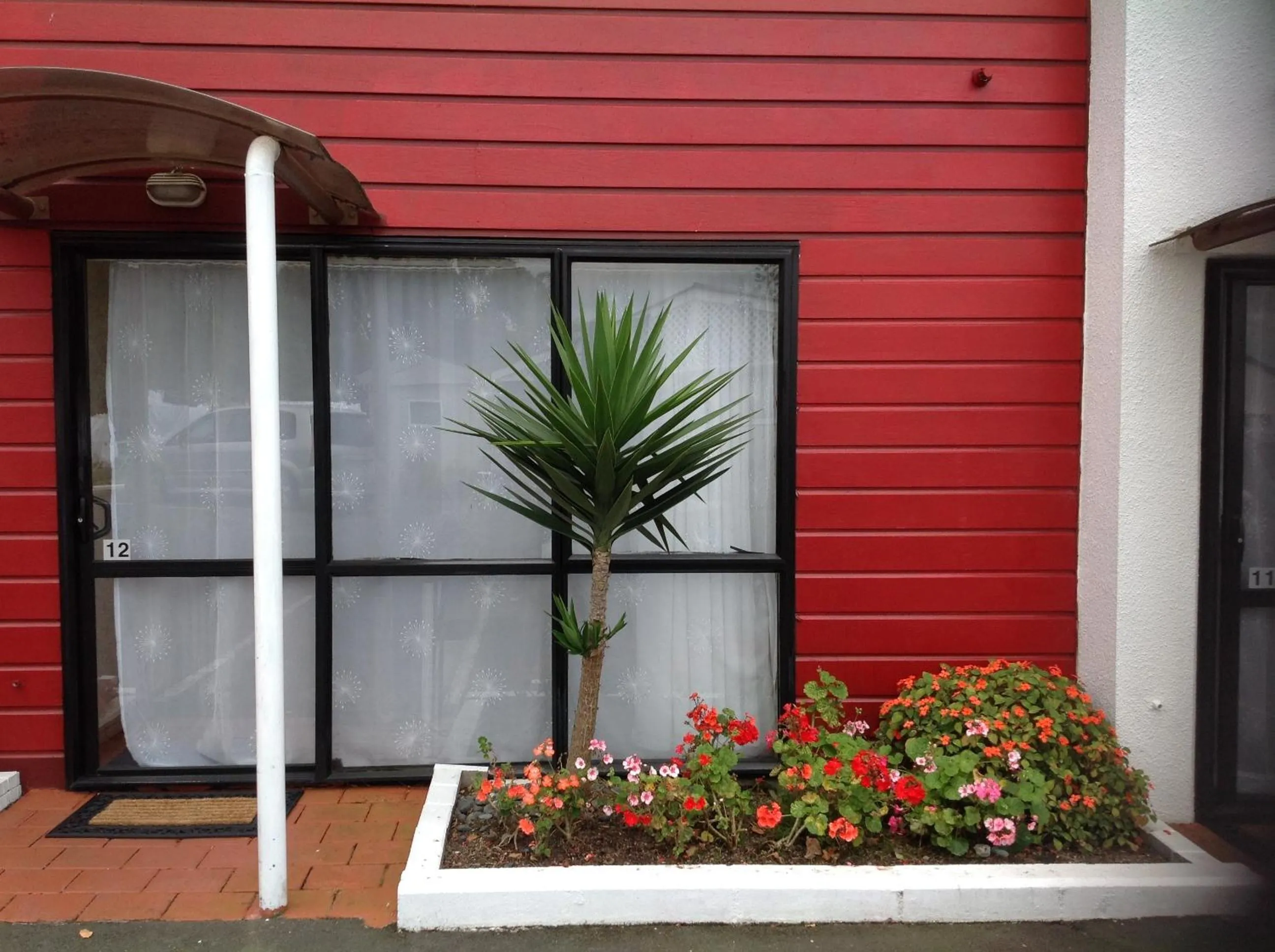 Facade/entrance in Cascades Motor Lodge