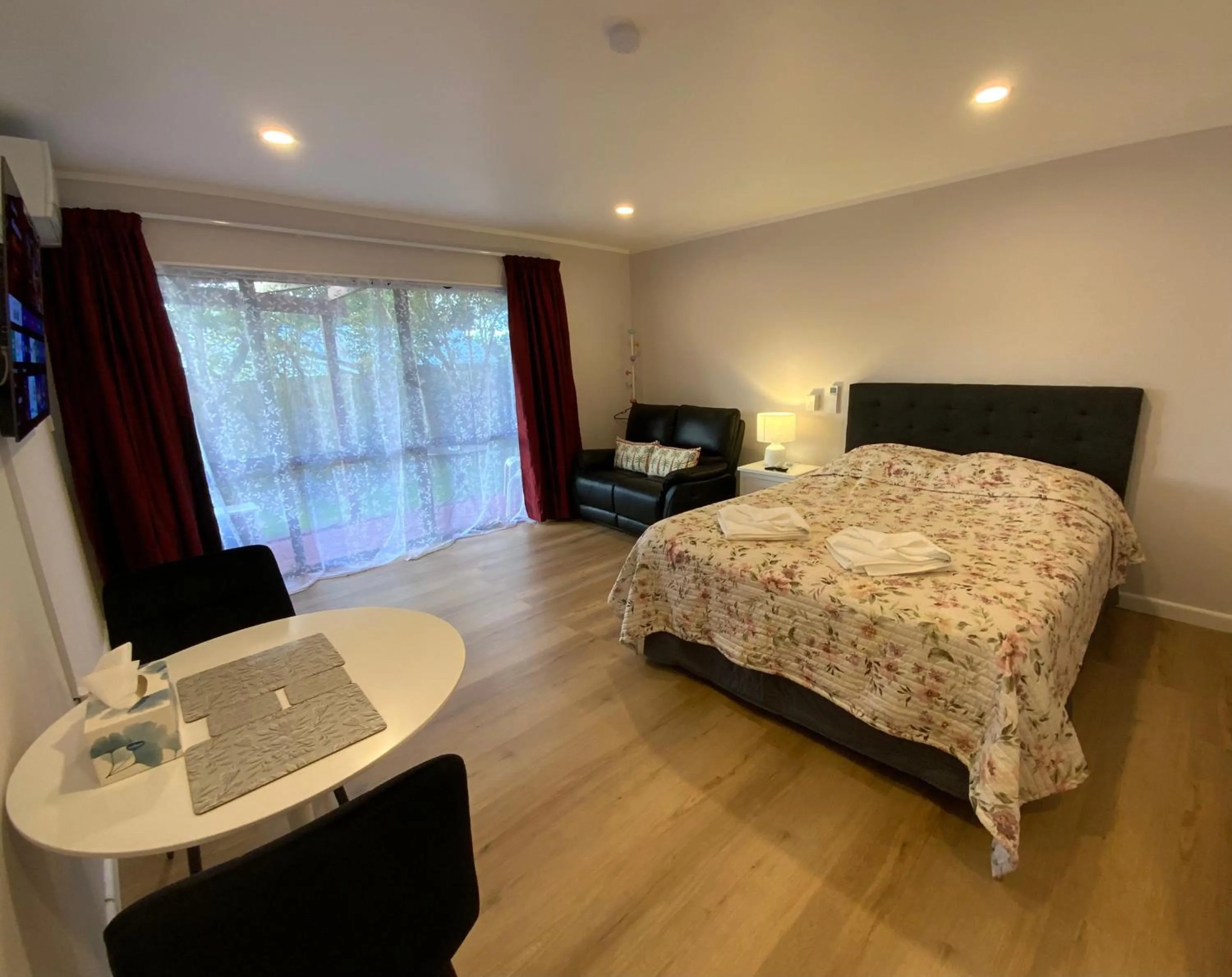 Bed in Cascades Motor Lodge