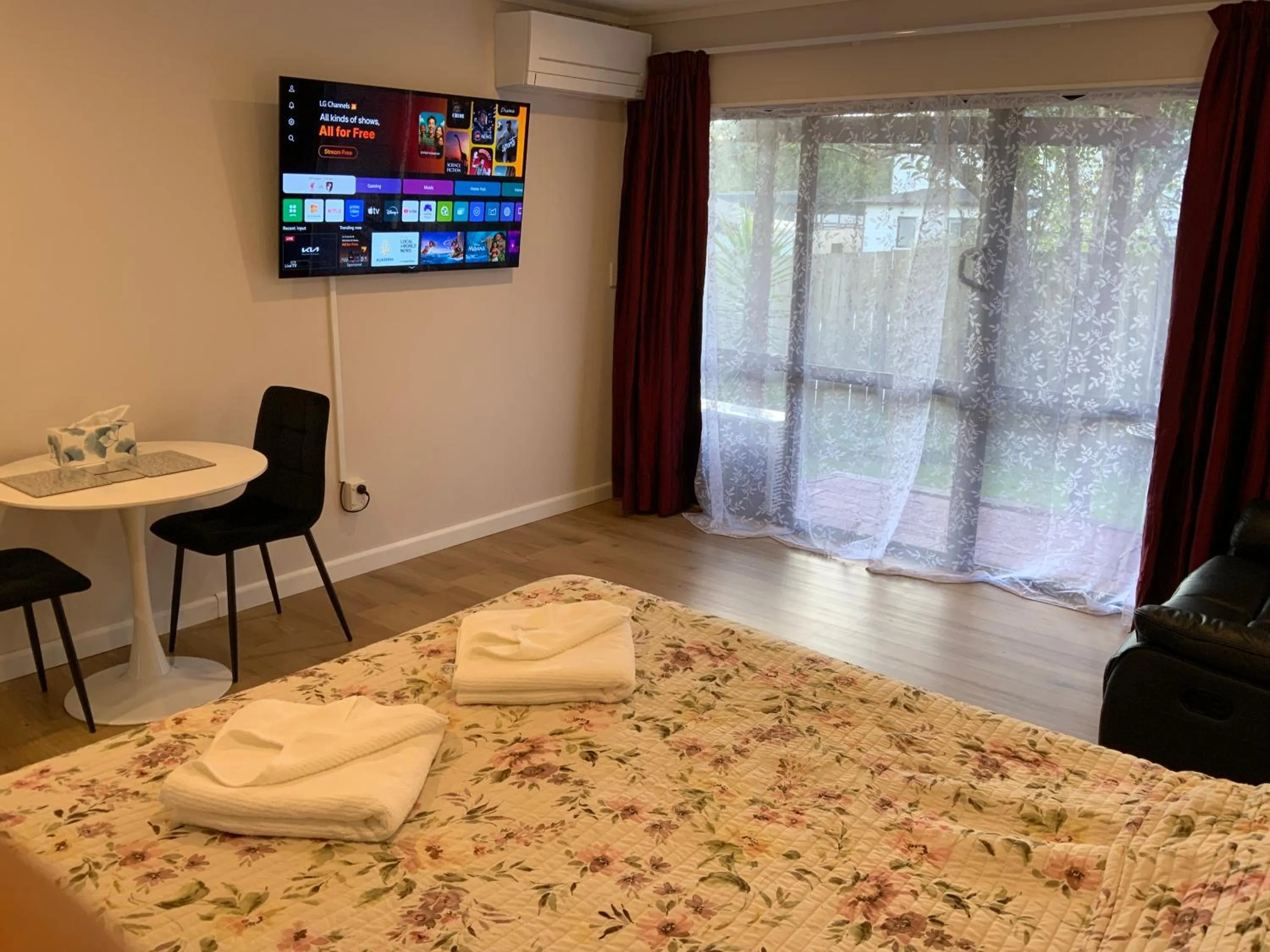 Bed in Cascades Motor Lodge