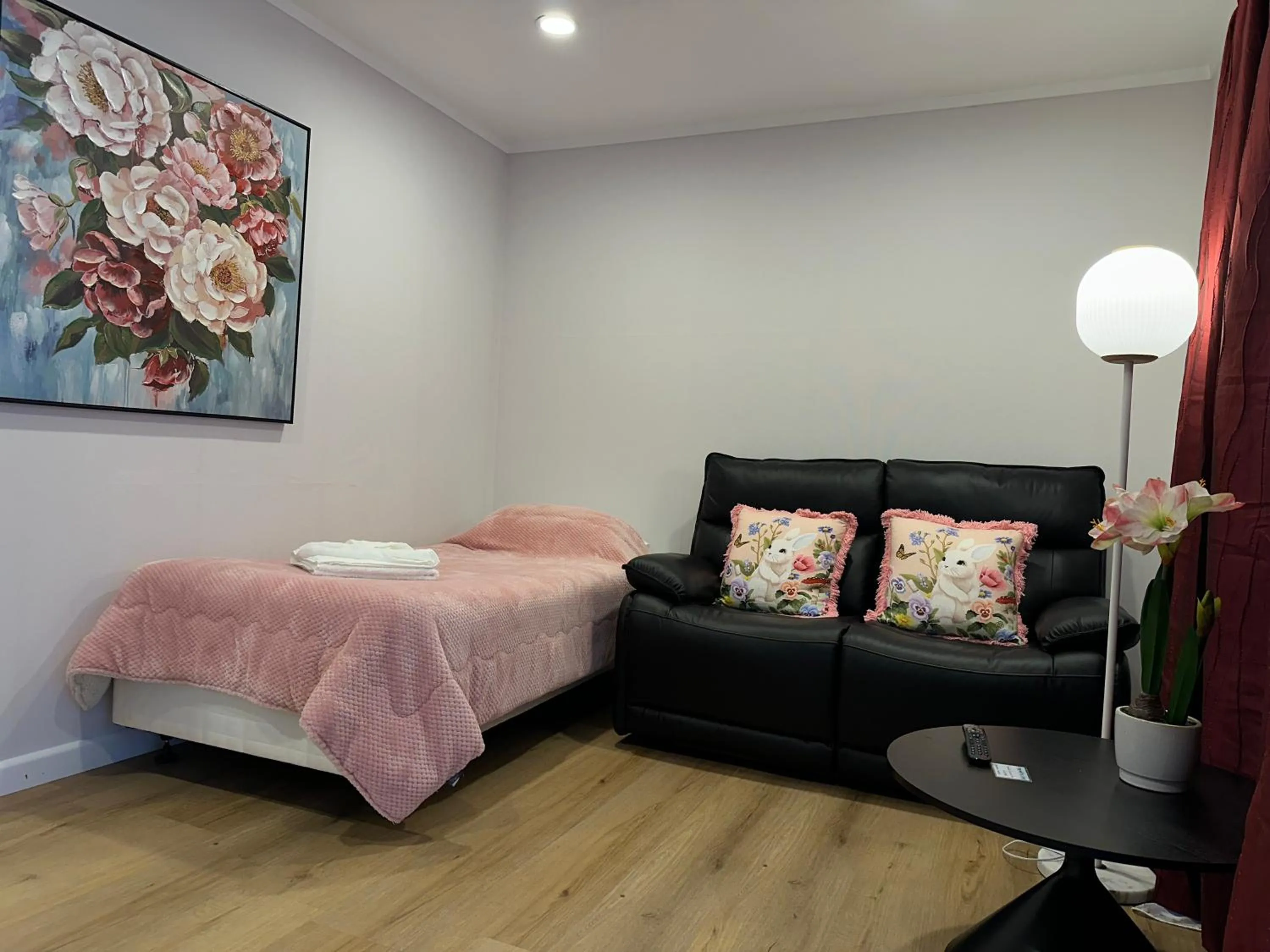 Bed in Cascades Motor Lodge