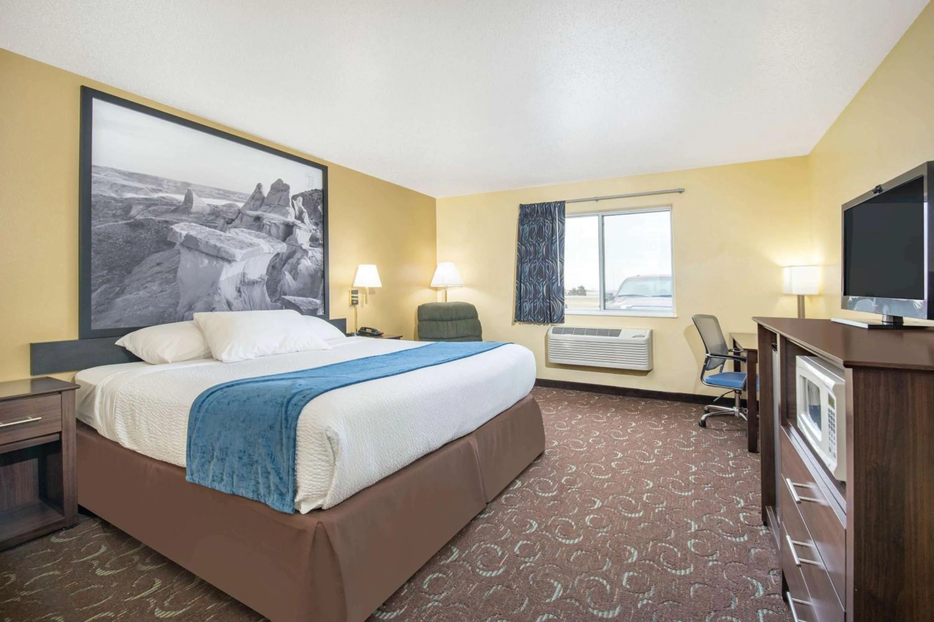 Photo of the whole room, Bed in Four Seasons Inn