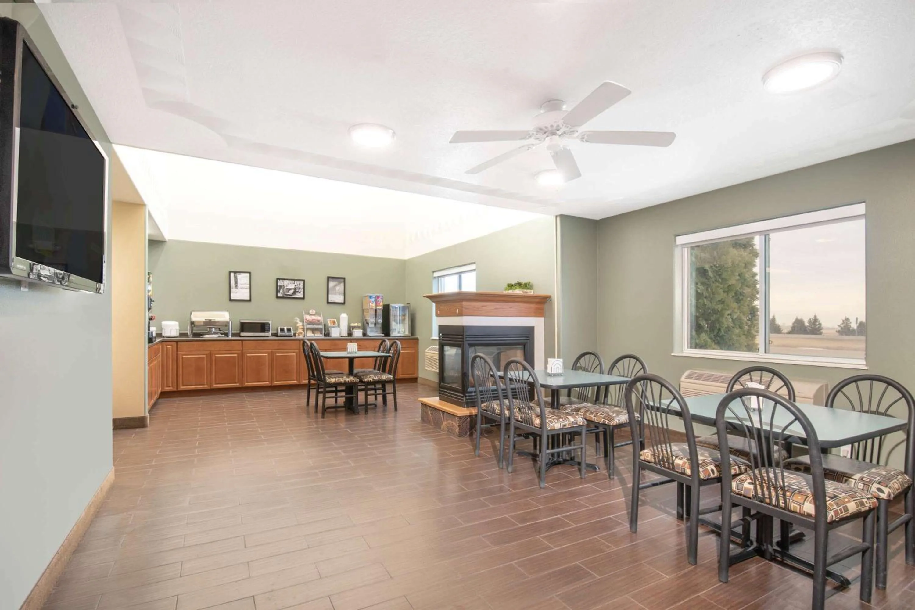 Restaurant/places to eat in Four Seasons Inn