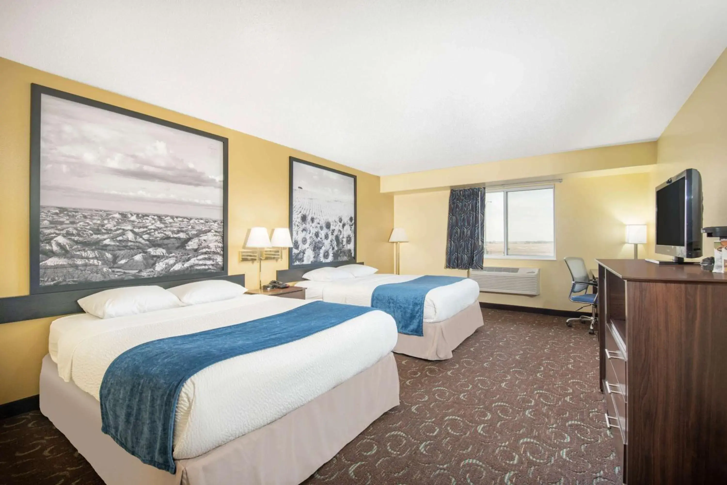 Photo of the whole room, Bed in Four Seasons Inn Photo of the whole room, Bed in Four Seasons Inn