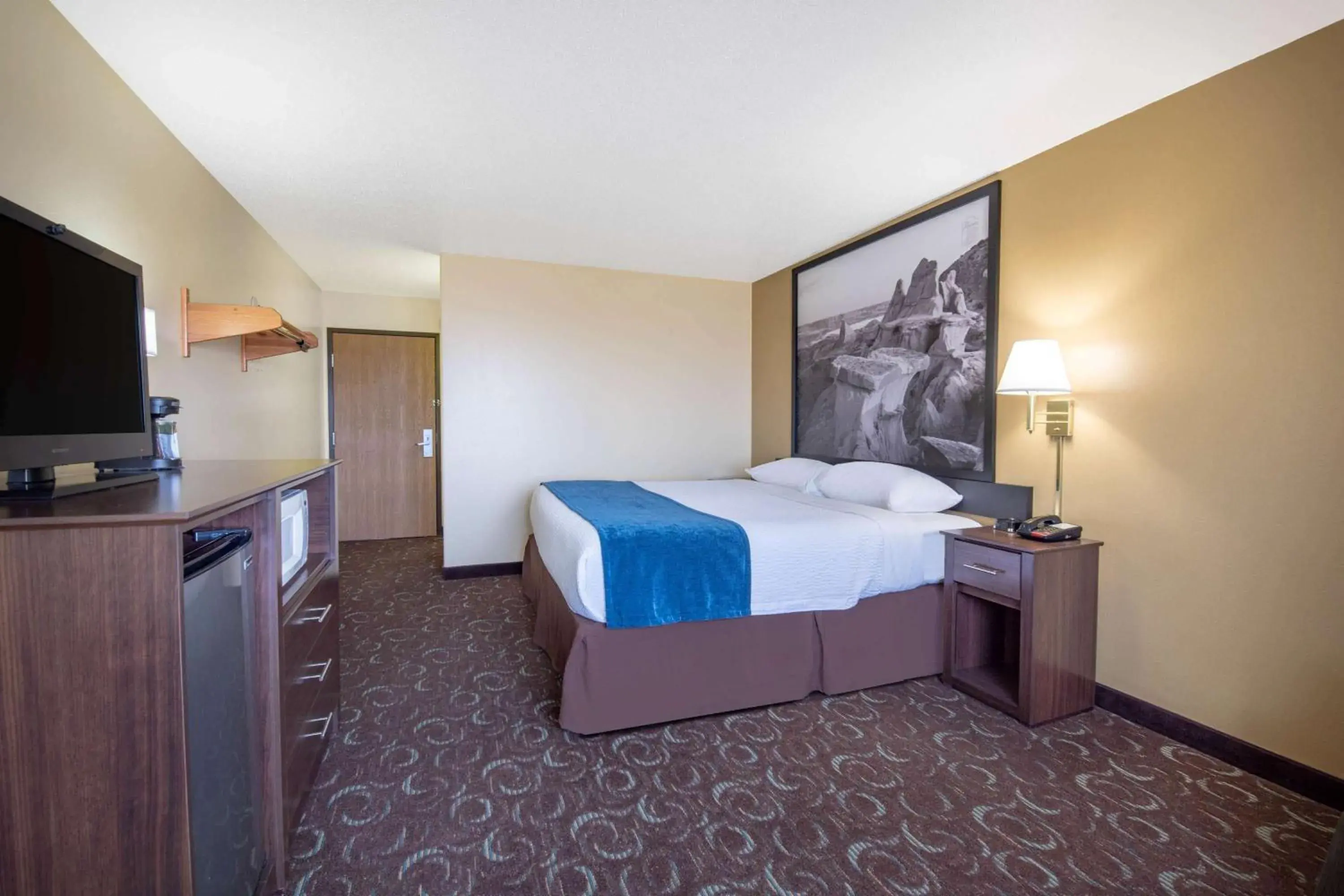 Photo of the whole room, Bed in Four Seasons Inn Photo of the whole room, Bed in Four Seasons Inn