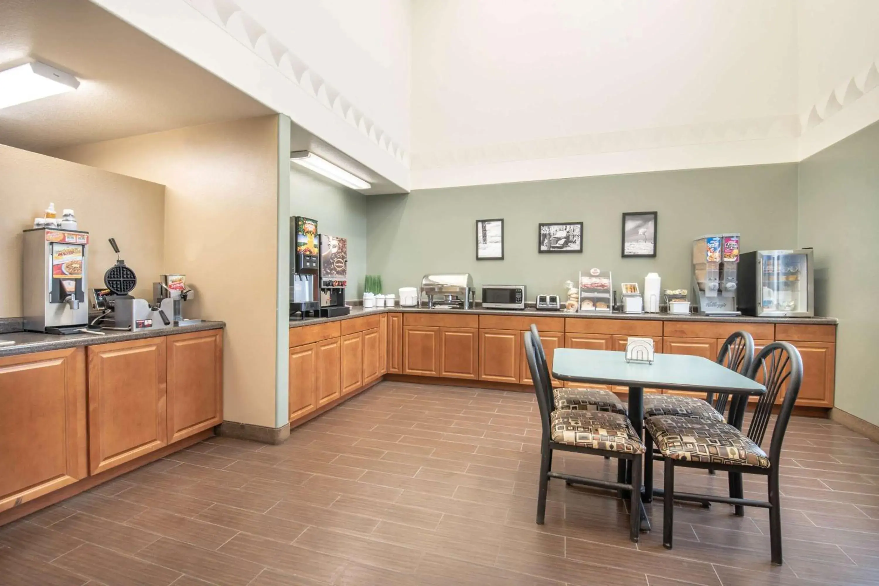 Restaurant/places to eat in Four Seasons Inn Restaurant/places to eat in Four Seasons Inn