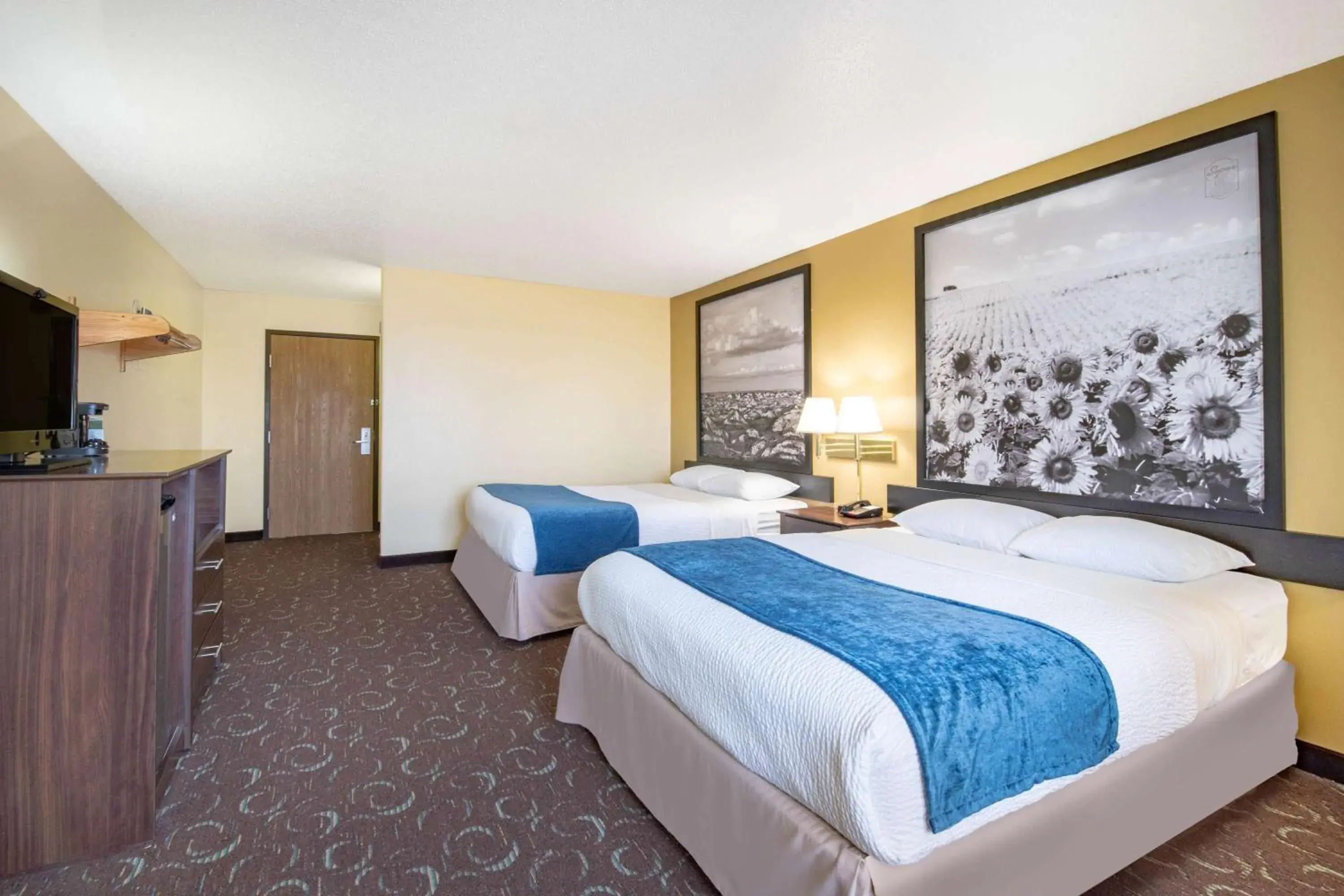 Photo of the whole room, Bed in Four Seasons Inn Photo of the whole room, Bed in Four Seasons Inn