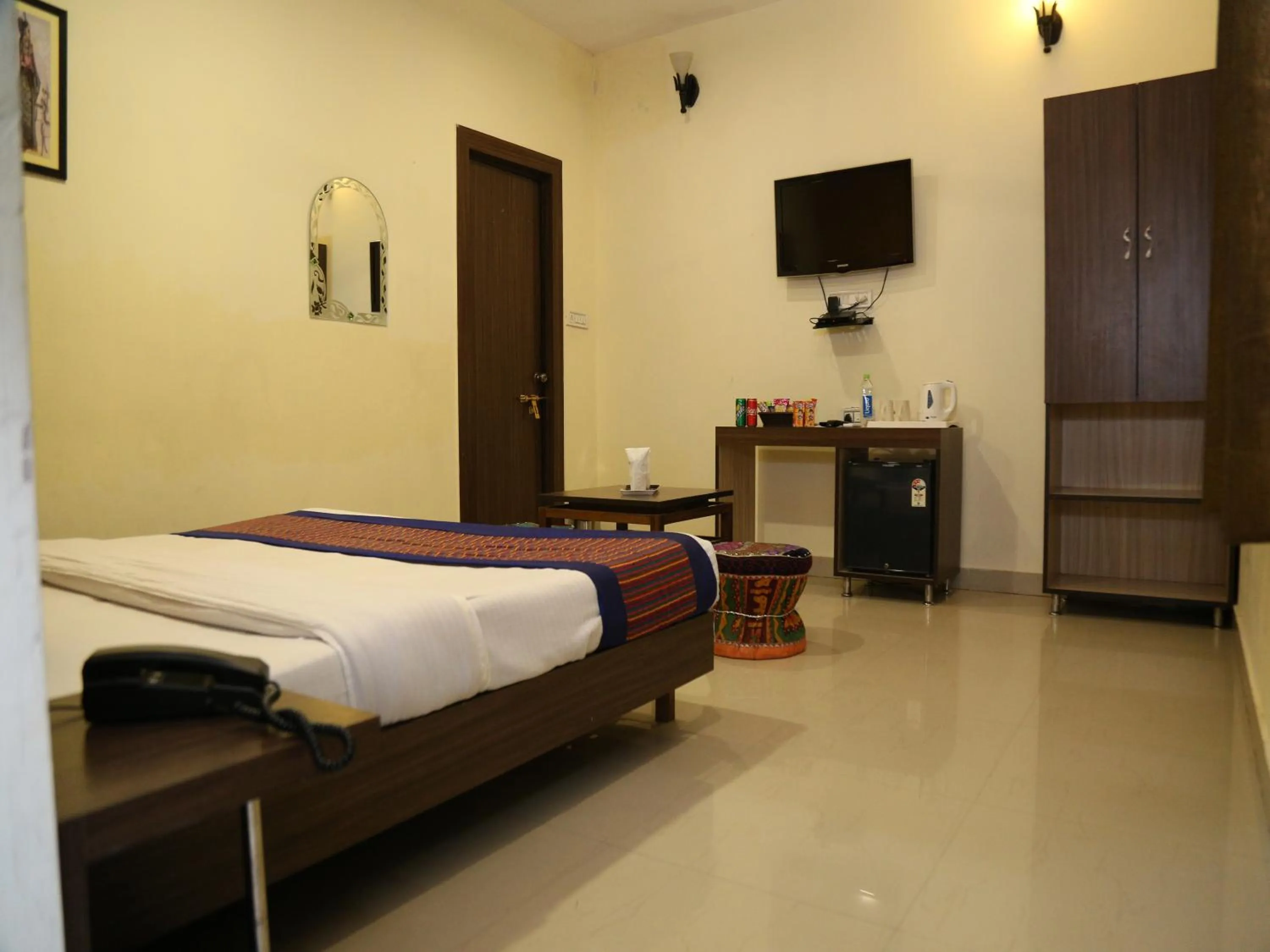 Communal lounge/ TV room, Bed in Taj Haveli Hotel Agra - Walkable Distance From Taj Mahal