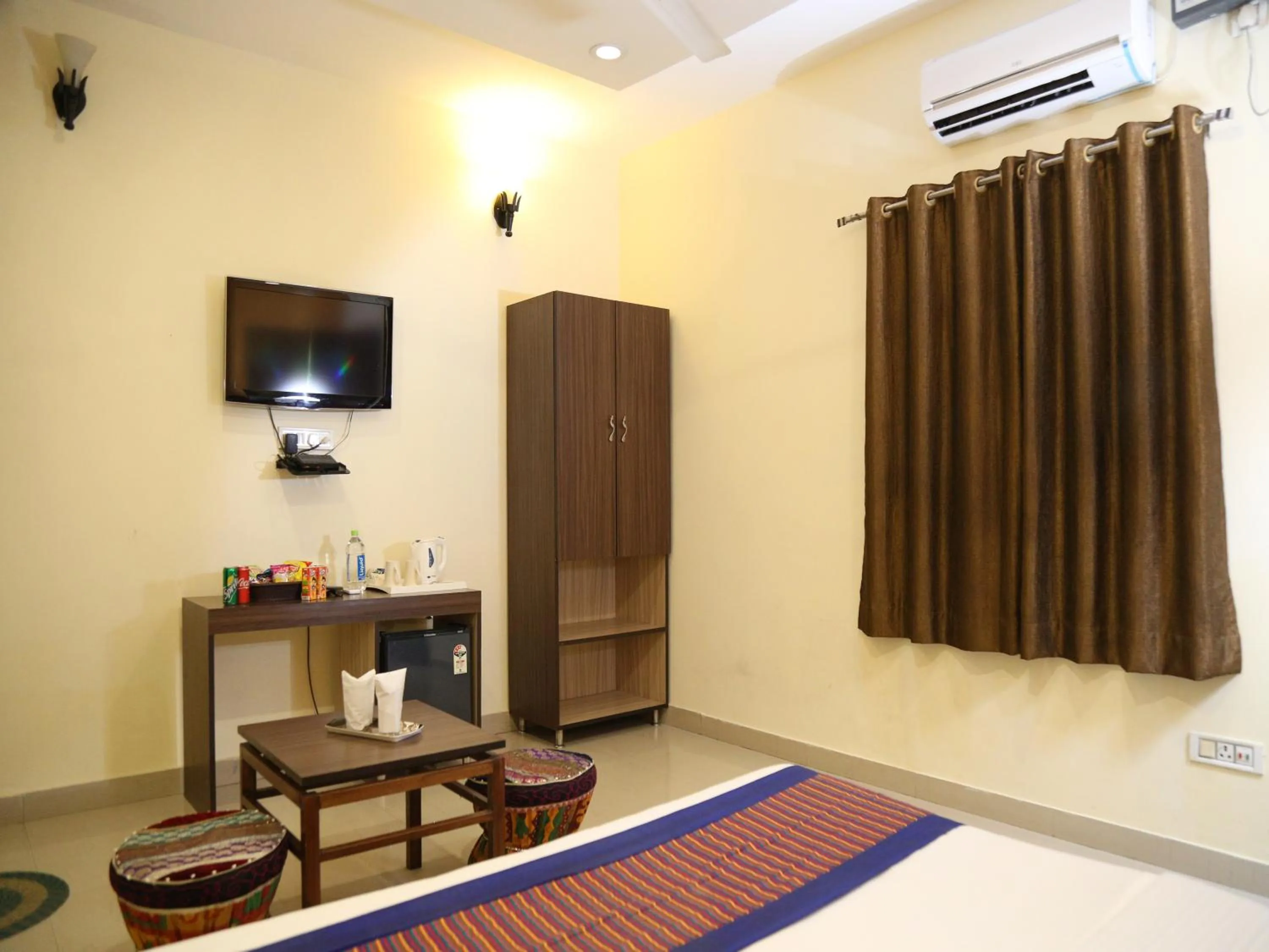 Communal lounge/ TV room, Bed in Taj Haveli Hotel Agra - Walkable Distance From Taj Mahal