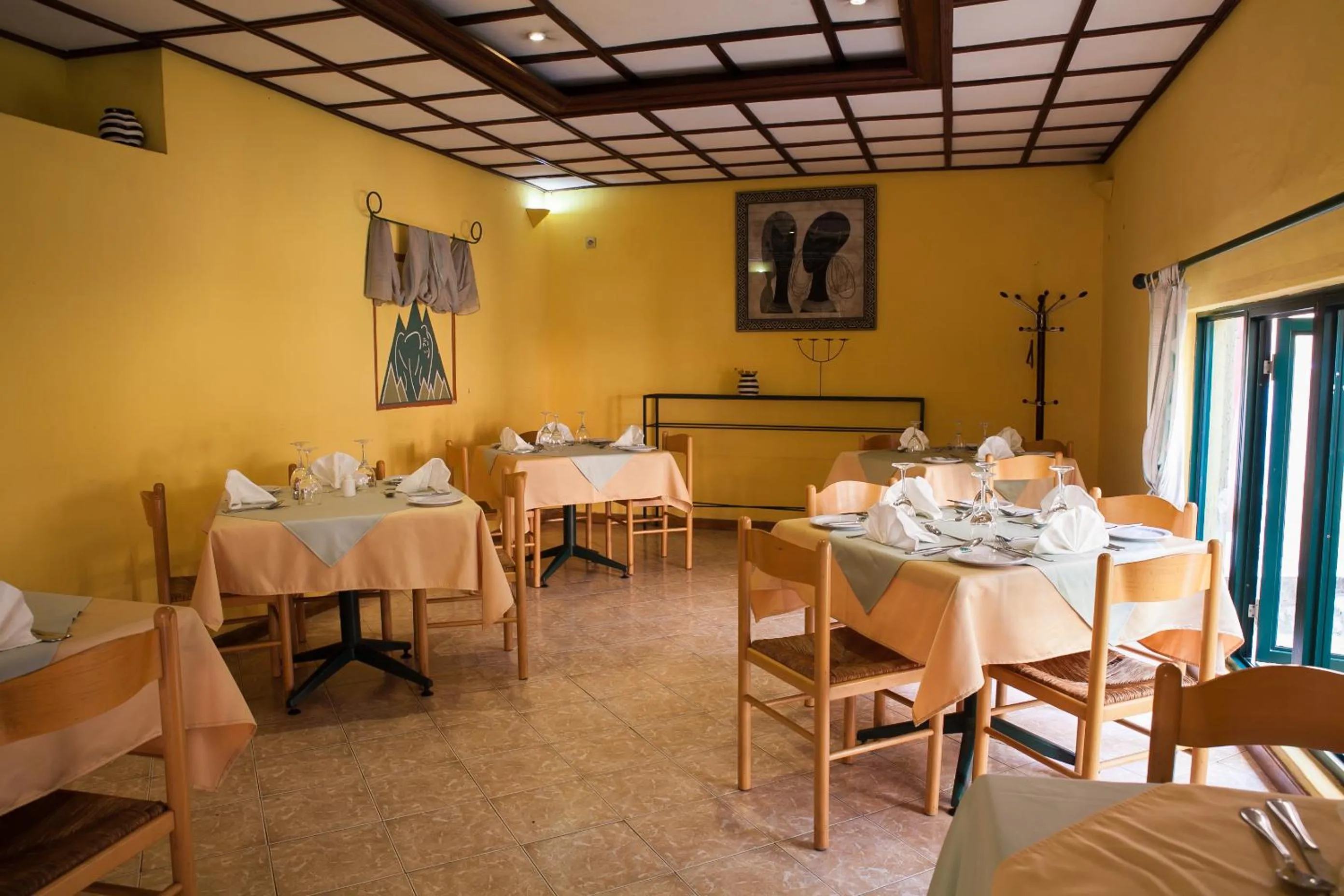 Restaurant/places to eat in Gorillas City Centre Hotel