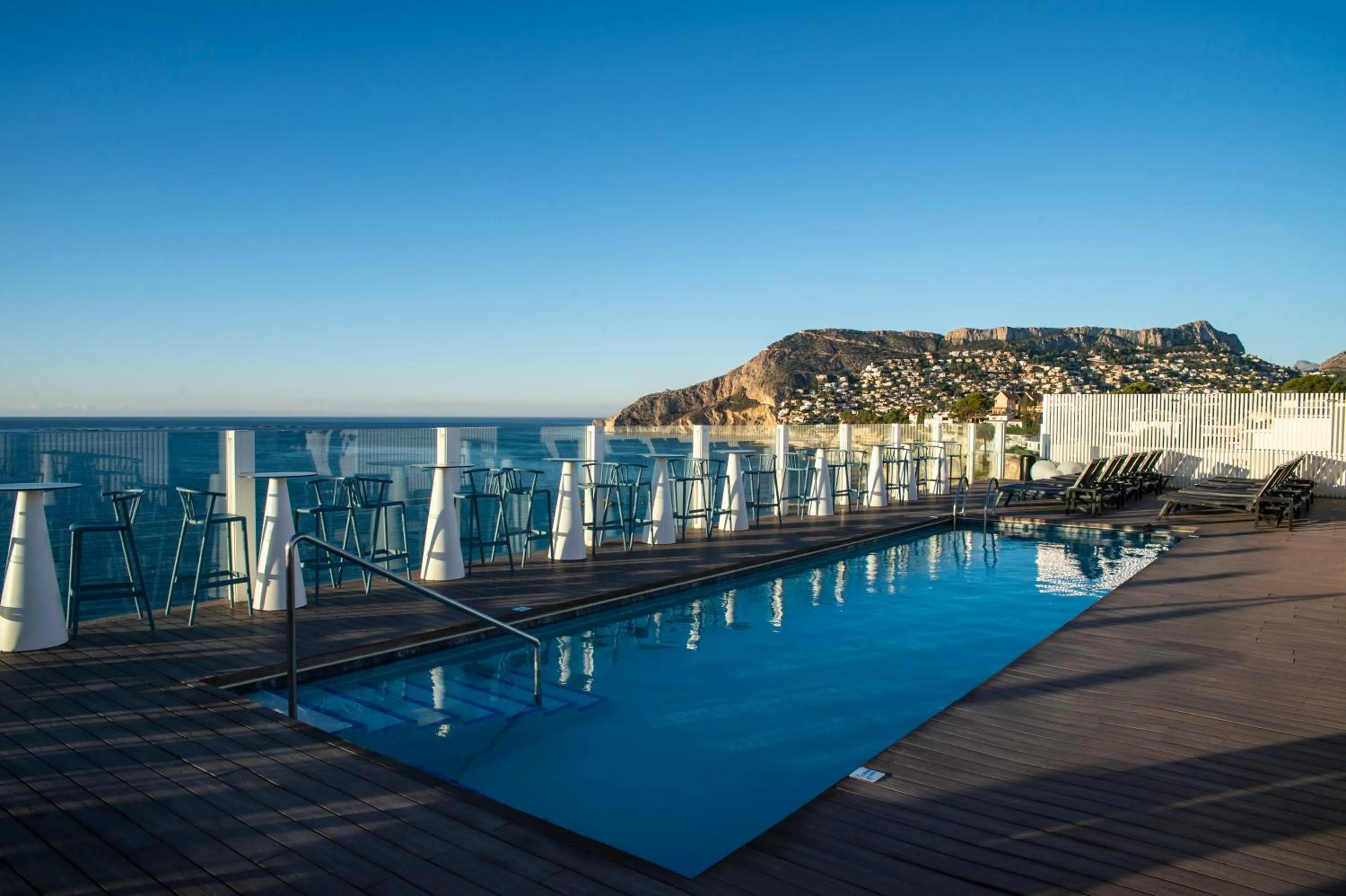 Swimming pool in Hotel Bahía Calpe by Pierre & Vacances