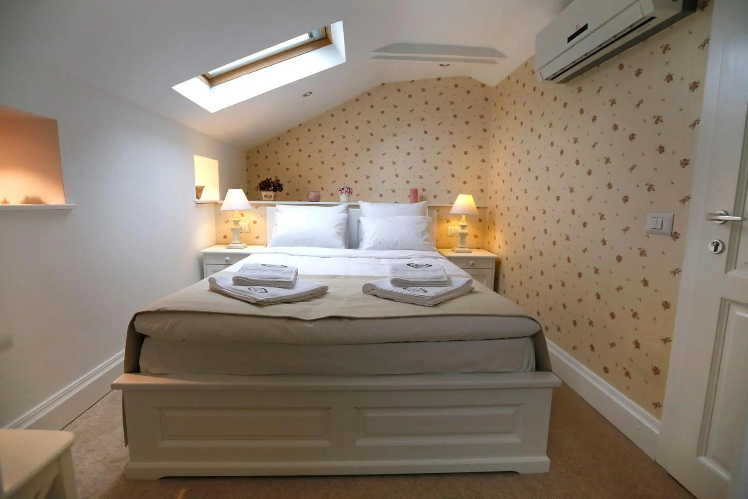 Photo of the whole room in Hotel Les Jardins Carol