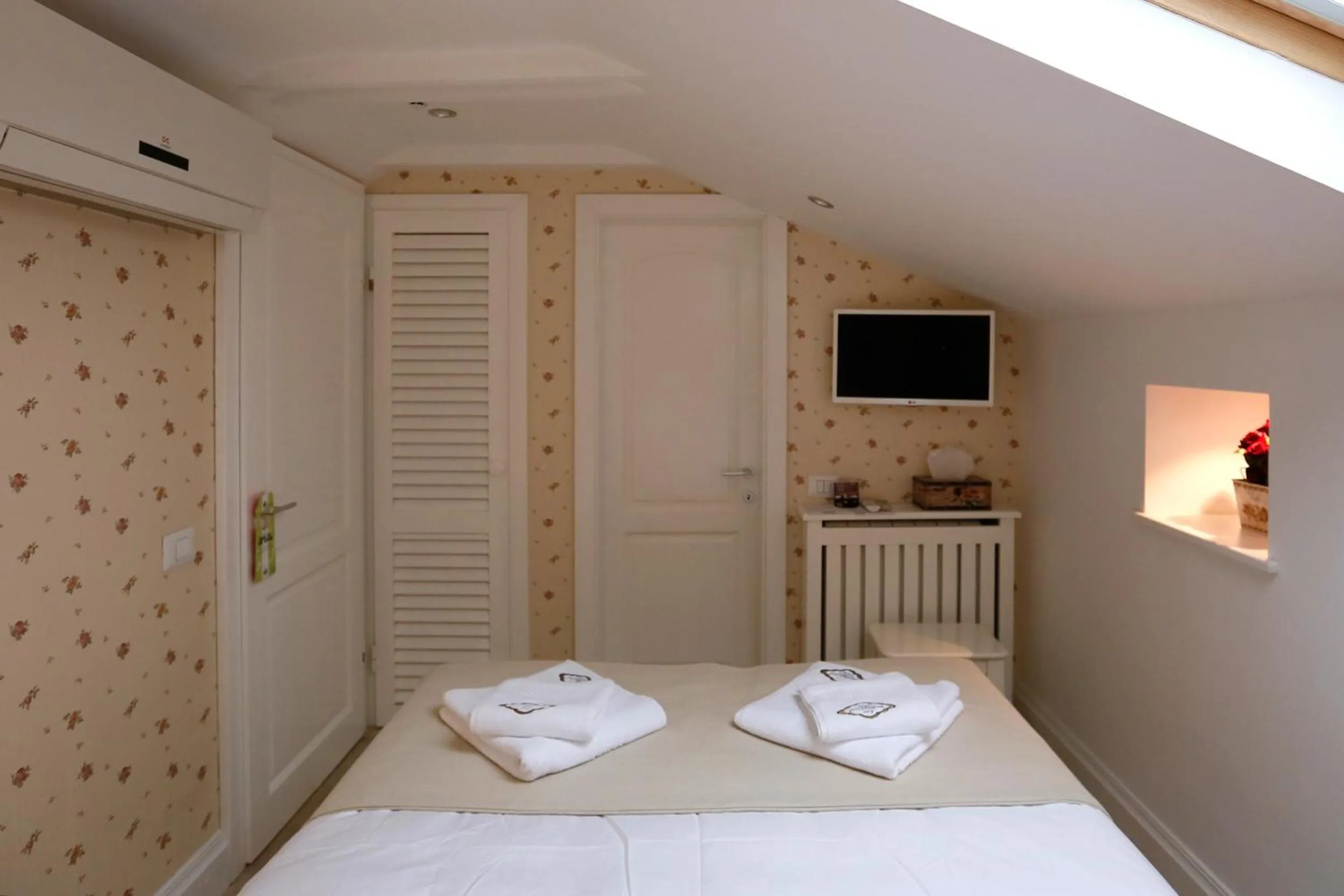 TV and multimedia in Hotel Les Jardins Carol