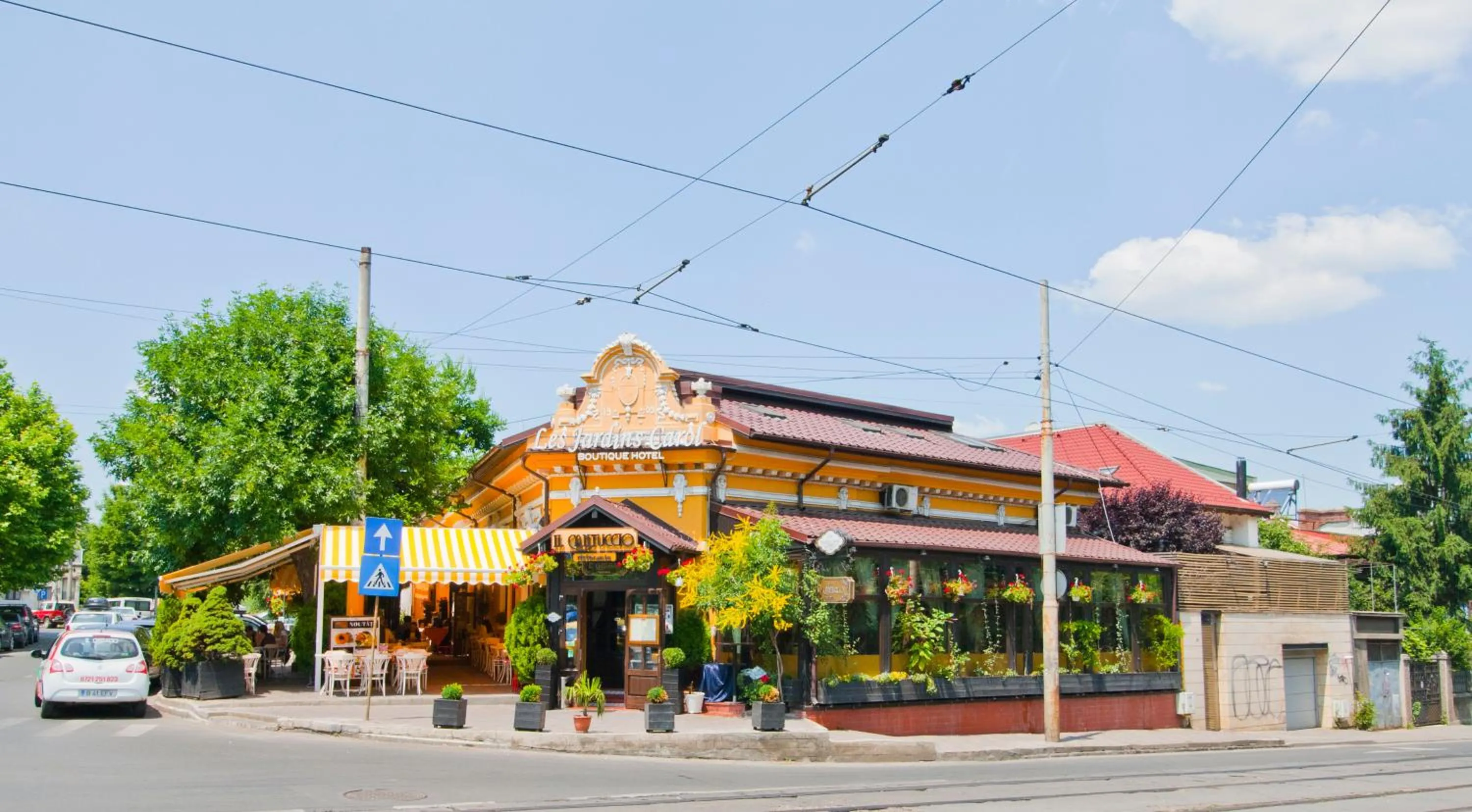 Property building in Hotel Les Jardins Carol