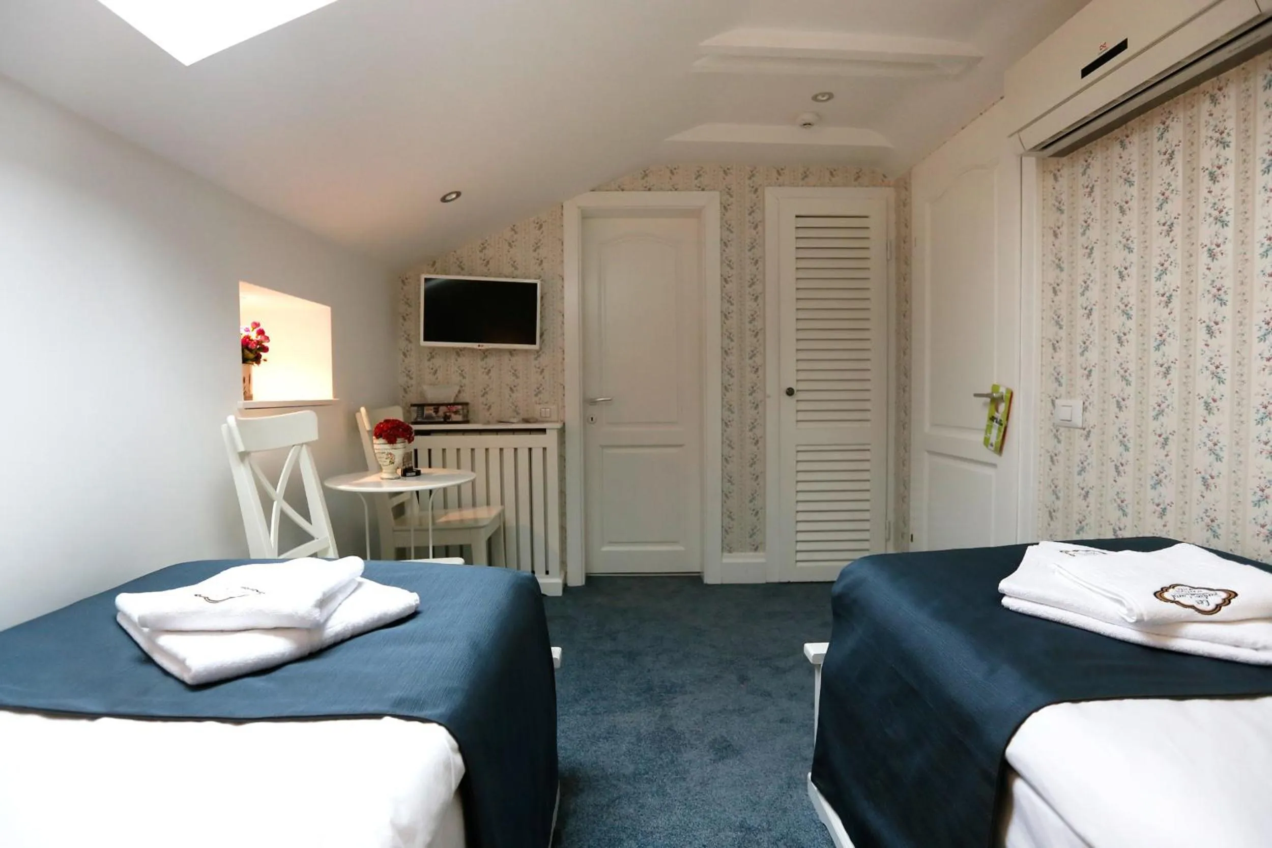 TV and multimedia in Hotel Les Jardins Carol