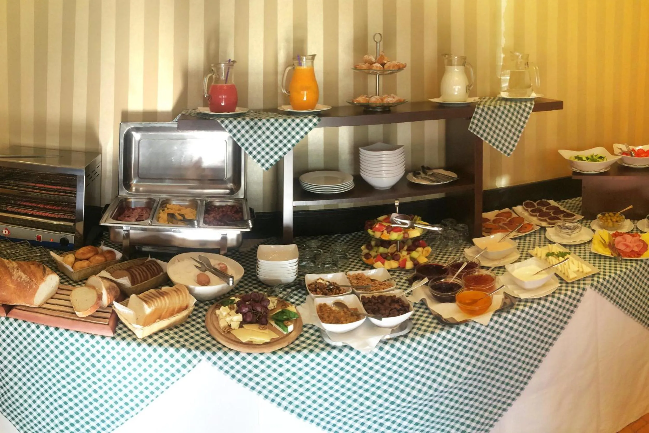 Continental breakfast in Hotel Les Jardins Carol