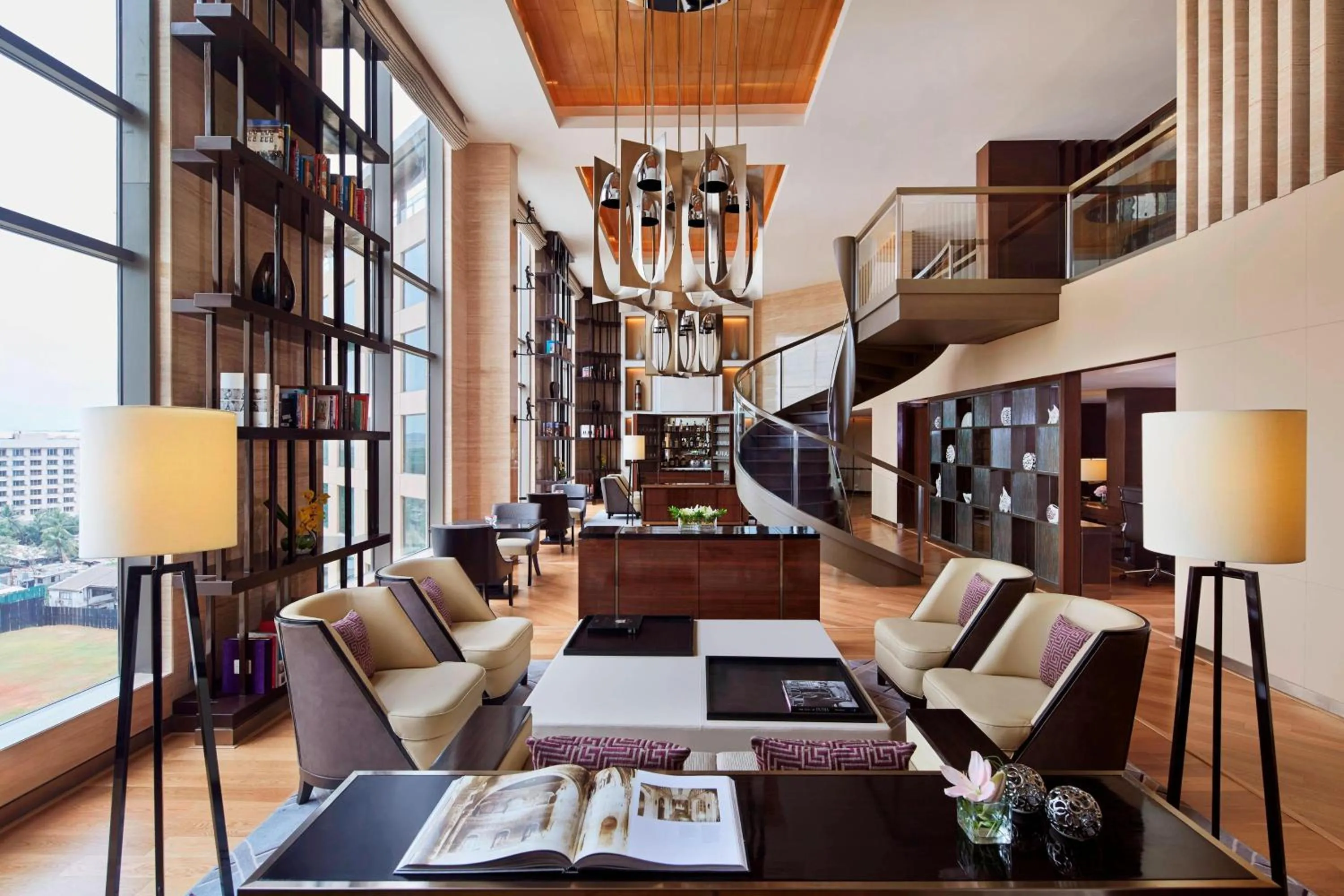 Lounge or bar in JW Marriott Mumbai Sahar Airport