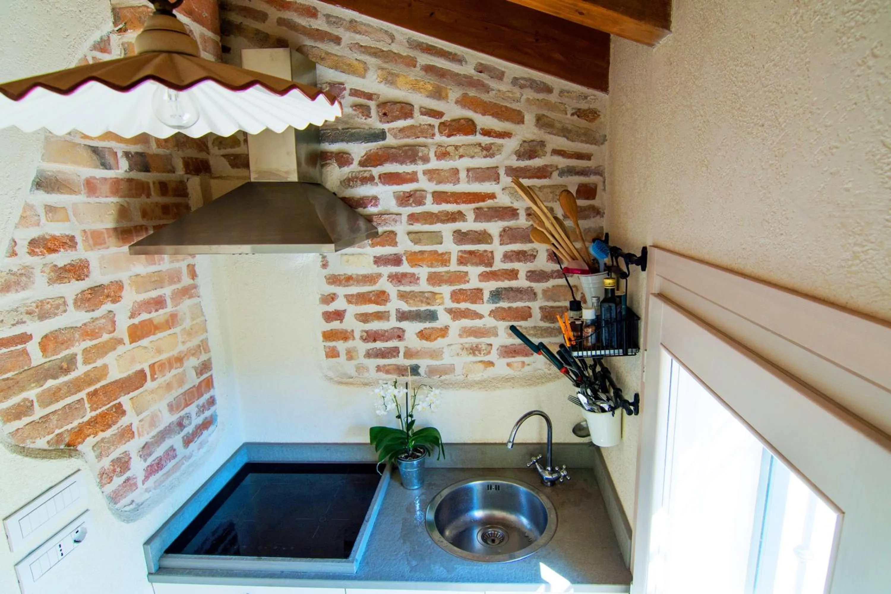 Communal kitchen in B&B La Porta Rossa