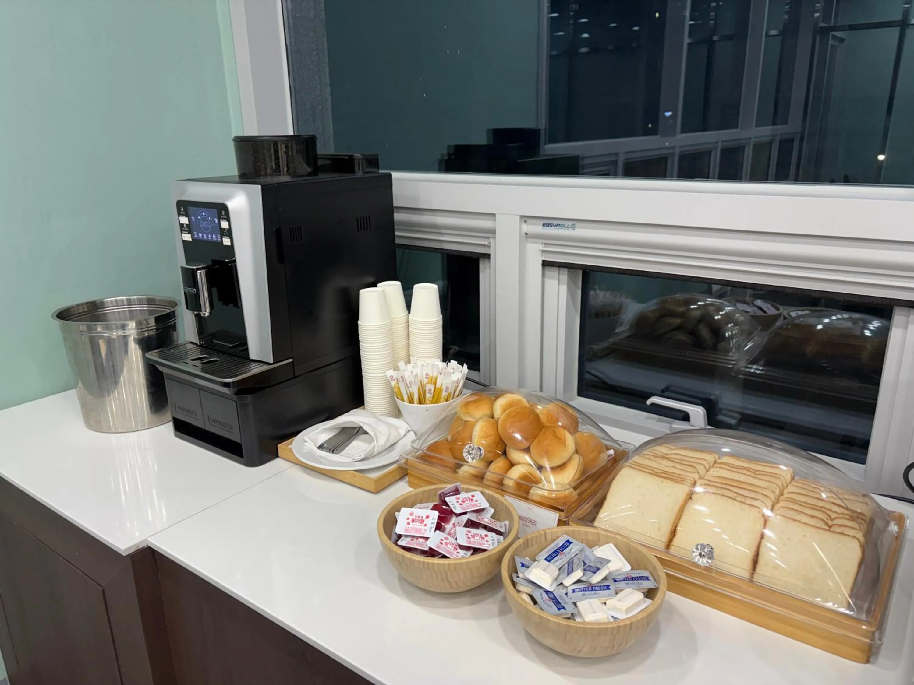 Restaurant/places to eat in H Avenue Sasang Station Residence Hotel