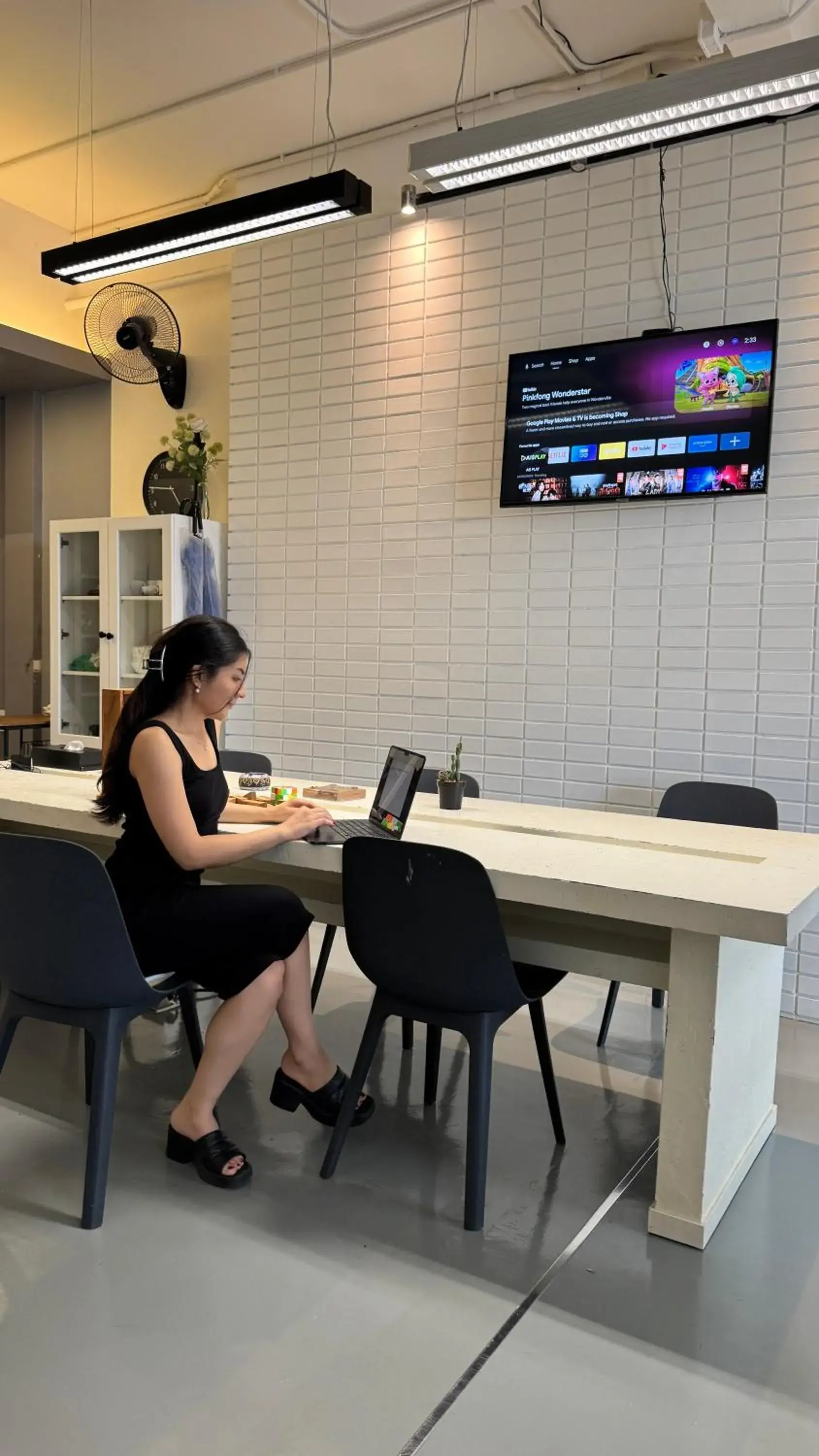 Communal lounge/ TV room in 24 Hills Hotel Communal lounge/ TV room in 24 Hills Hotel