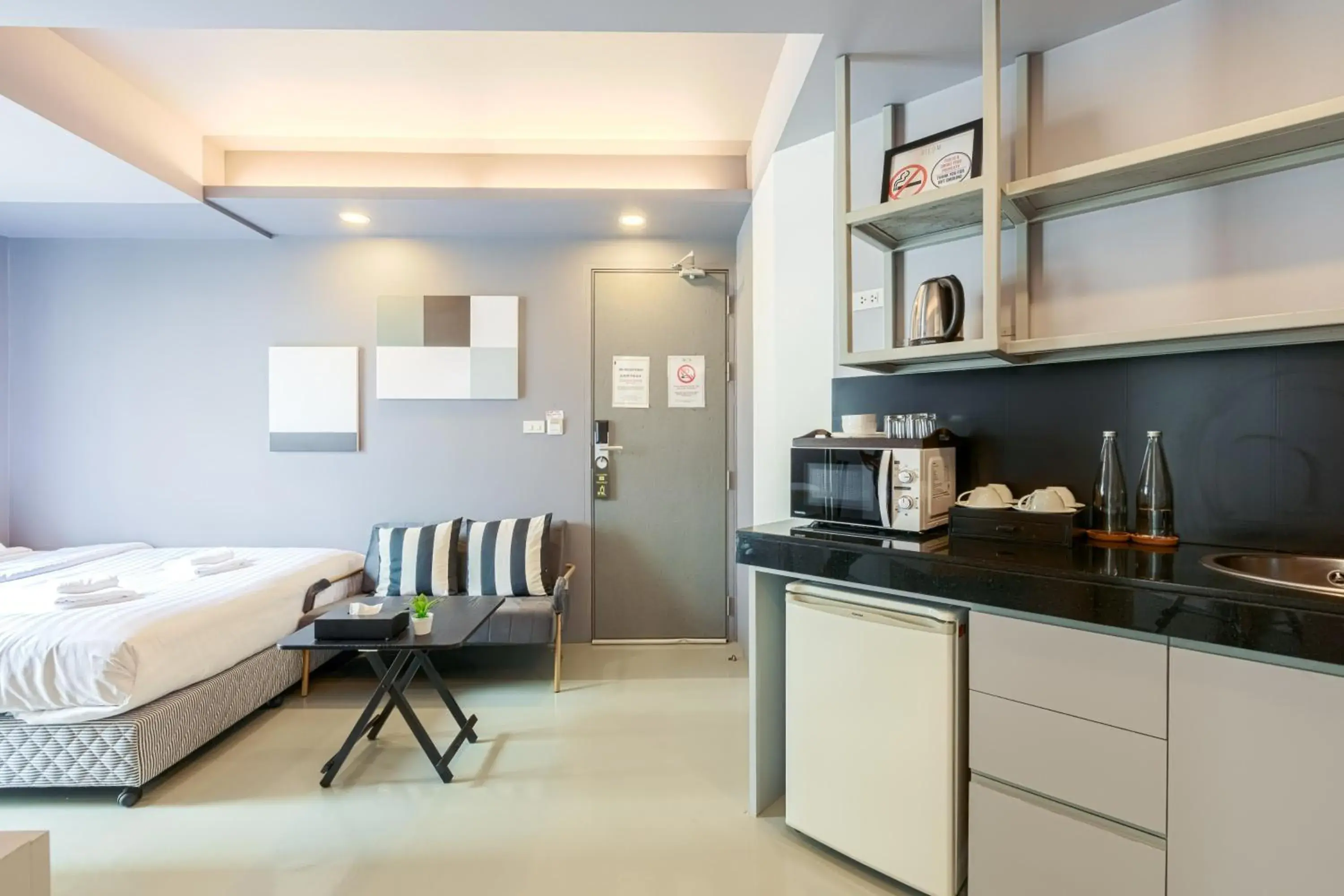 Kitchen or kitchenette, Bed in Quite Grove Hotel Kitchen or kitchenette, Bed in Quite Grove Hotel