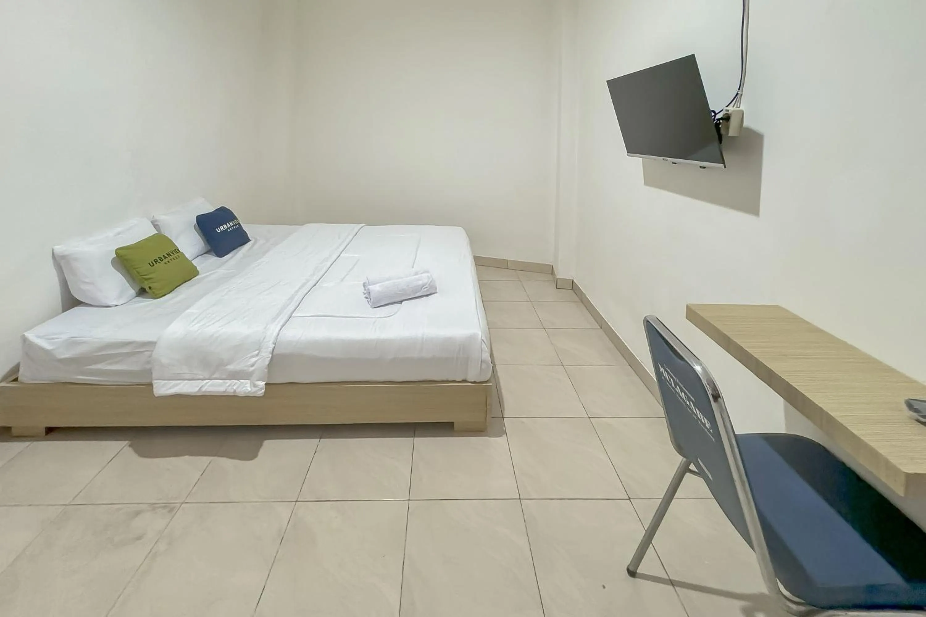 Bedroom, Bed in Urbanview Hotel Maharani Garut