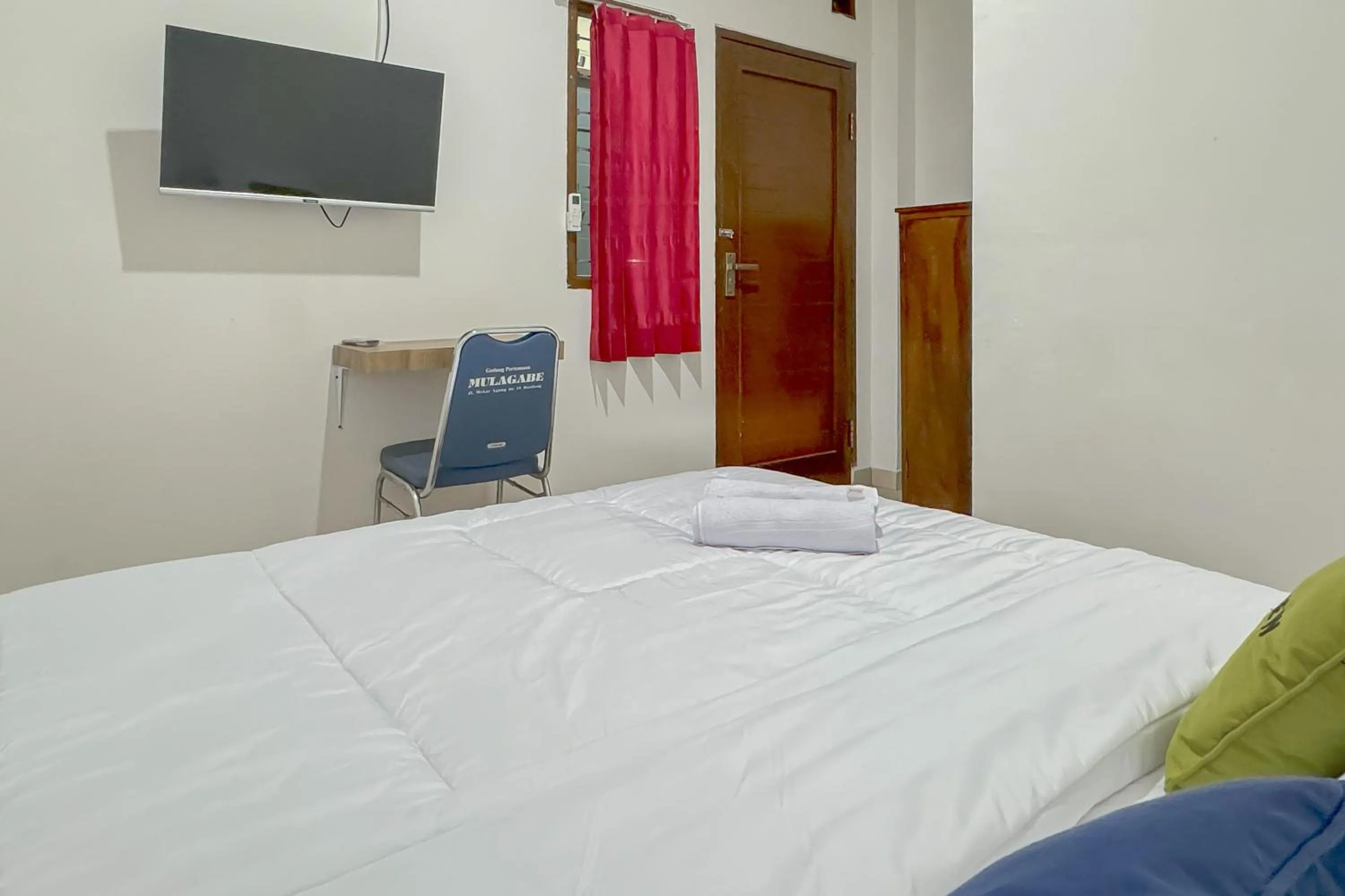 Bedroom, Bed in Urbanview Hotel Maharani Garut