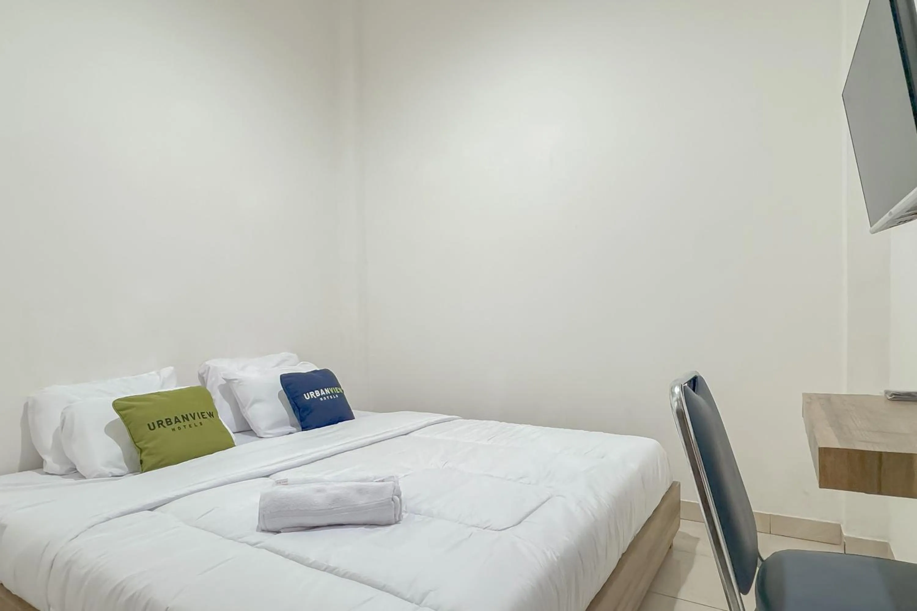 Bedroom, Bed in Urbanview Hotel Maharani Garut