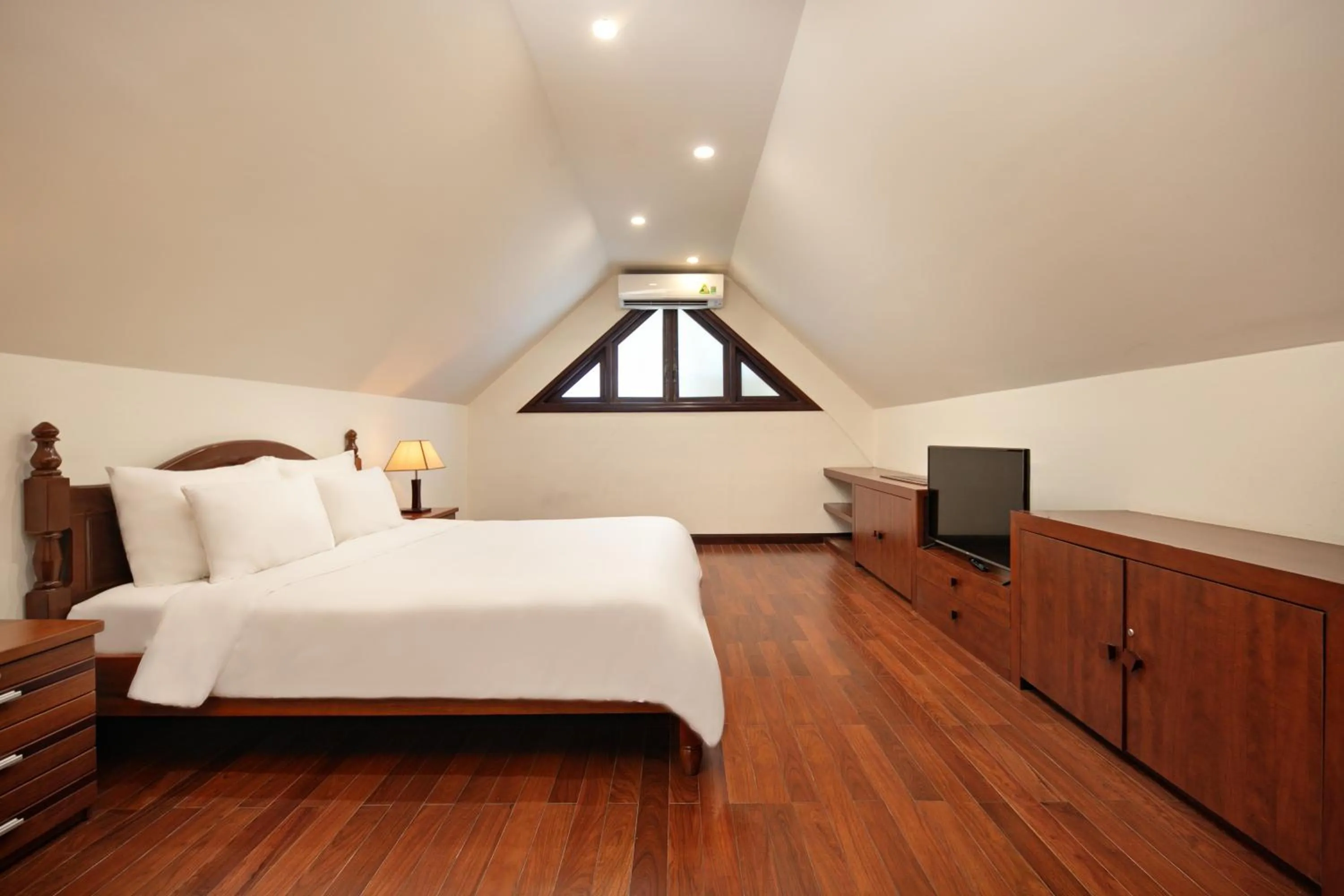 Communal lounge/ TV room, Bed in Purama Villas Luxury Resort Da Nang