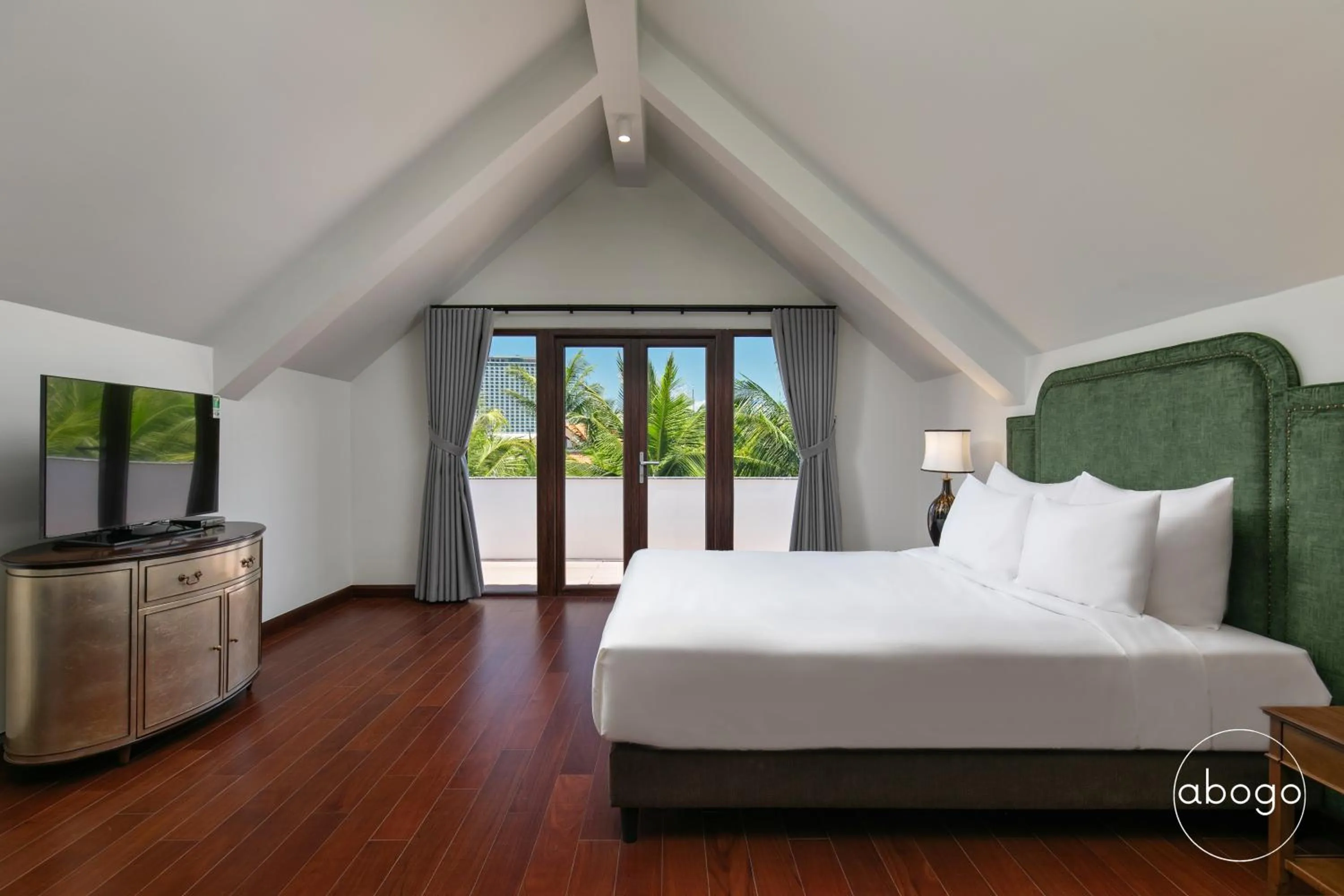 Communal lounge/ TV room, Bed in Purama Villas Luxury Resort Da Nang