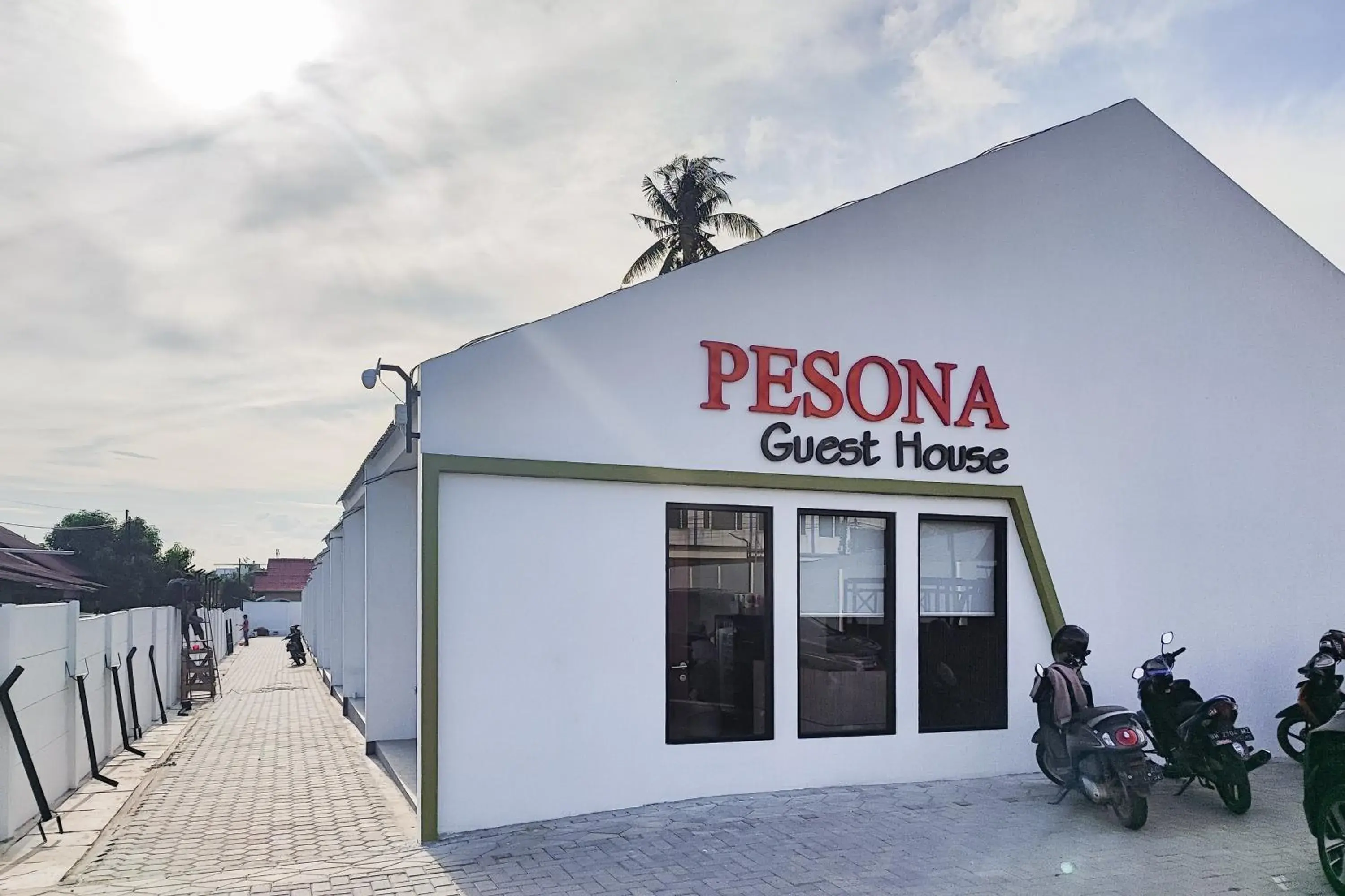 Facade/entrance in Urbanview Hotel at Pesona Guest House Jambi Facade/entrance in Urbanview Hotel at Pesona Guest House Jambi