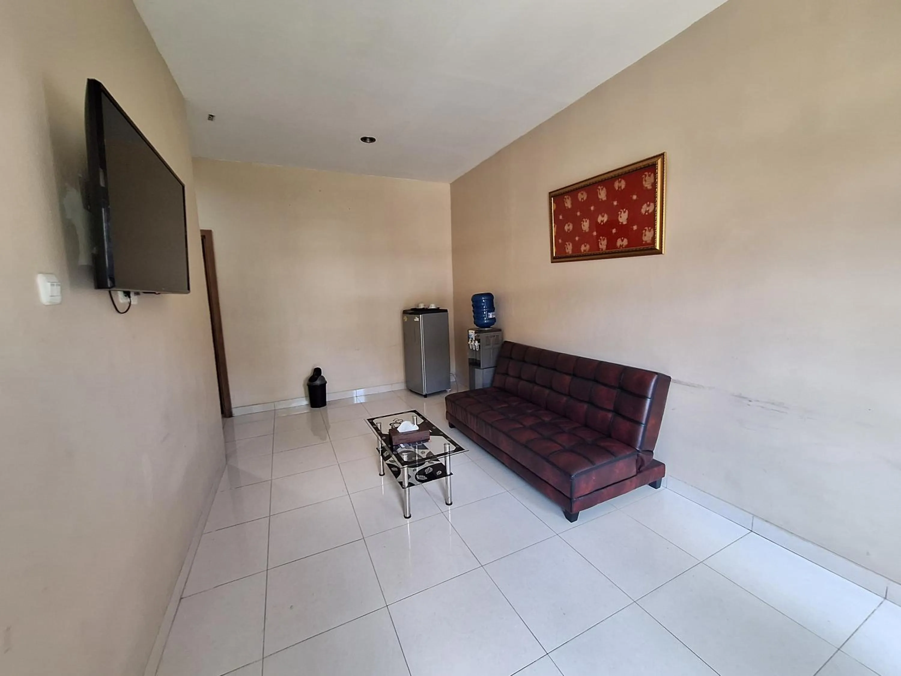 Seating area in Urbanview Hotel Inkoppabri Cisarua Puncak