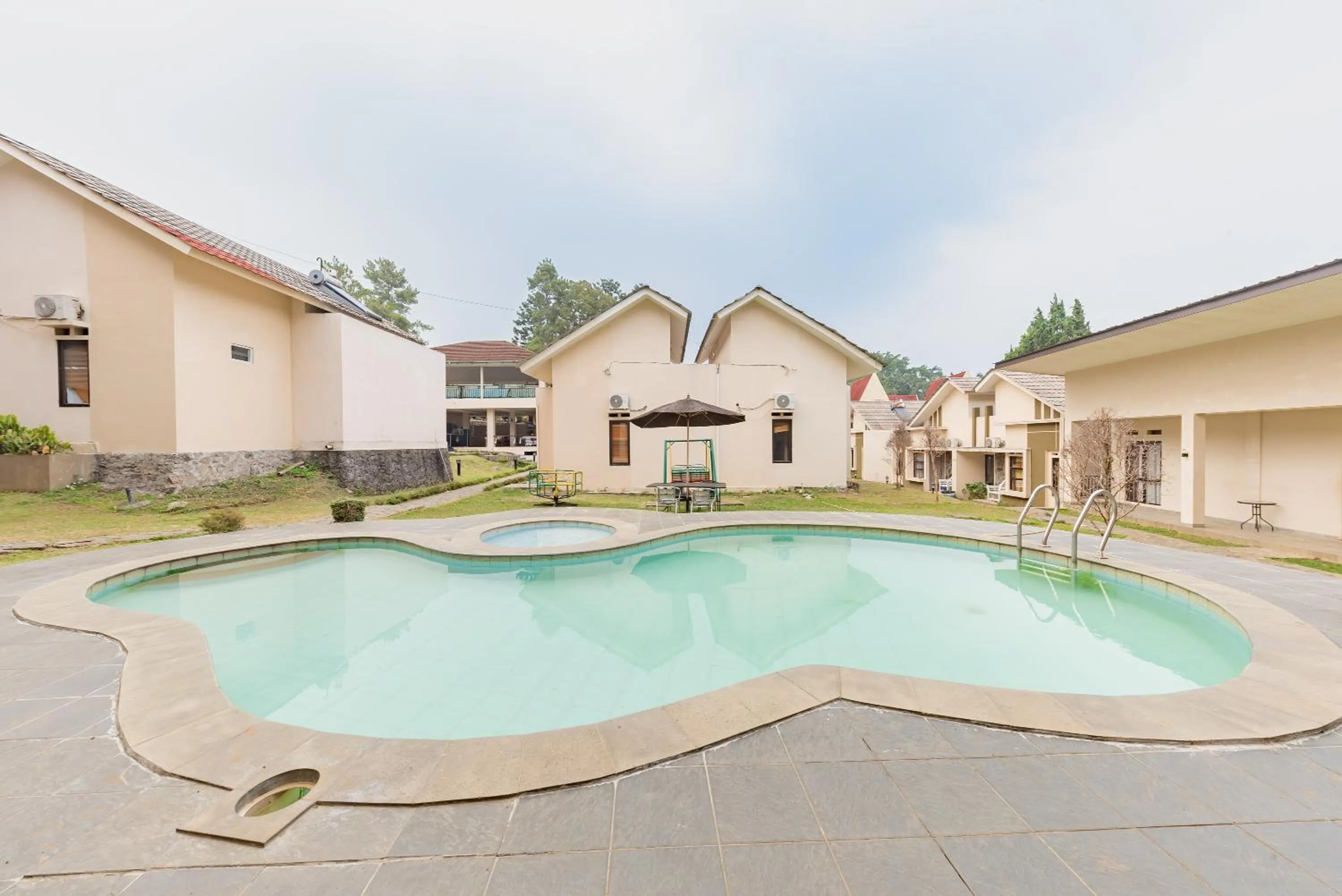 Swimming pool in Urbanview Hotel Inkoppabri Cisarua Puncak