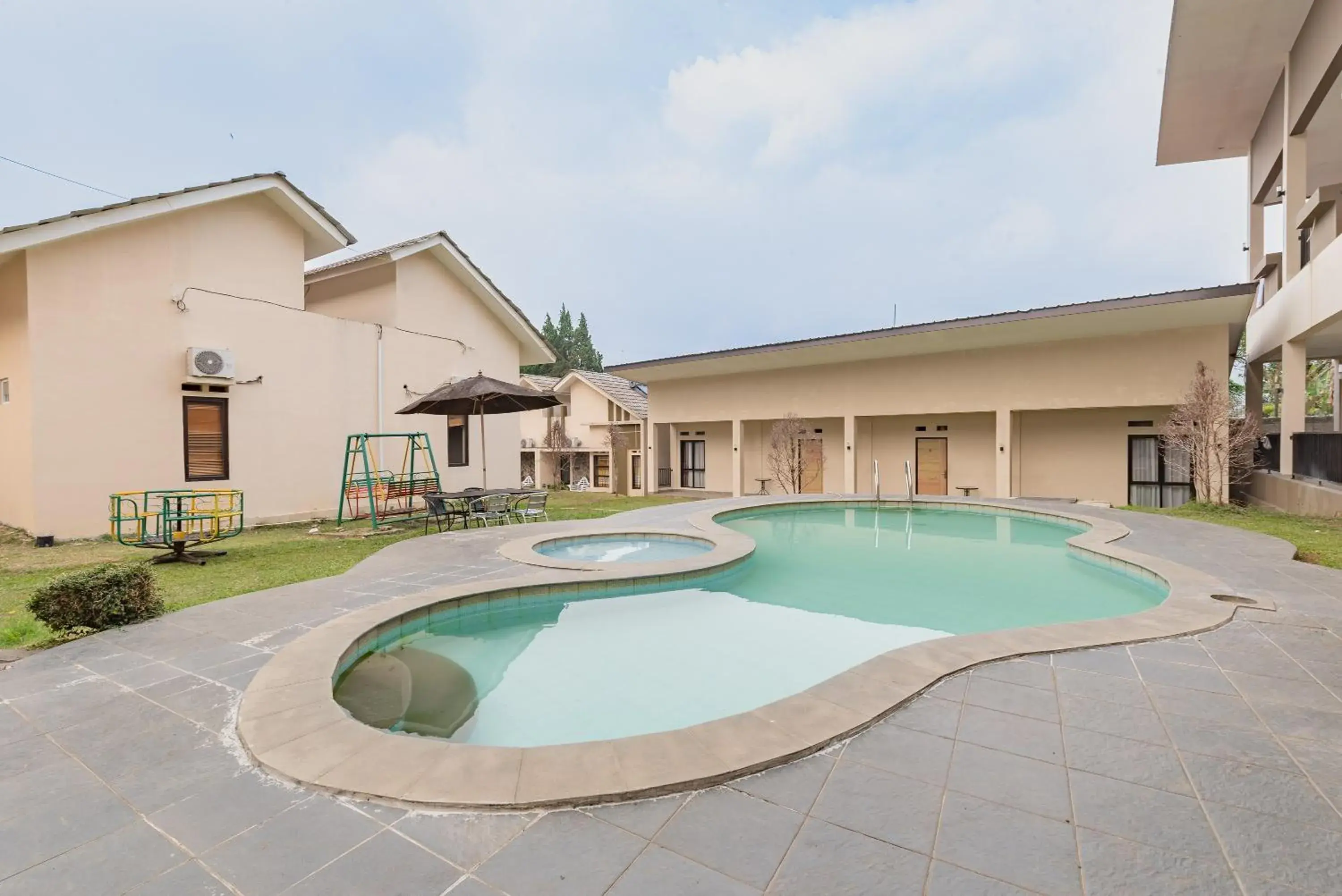 Swimming pool in Urbanview Hotel Inkoppabri Cisarua Puncak Swimming pool in Urbanview Hotel Inkoppabri Cisarua Puncak