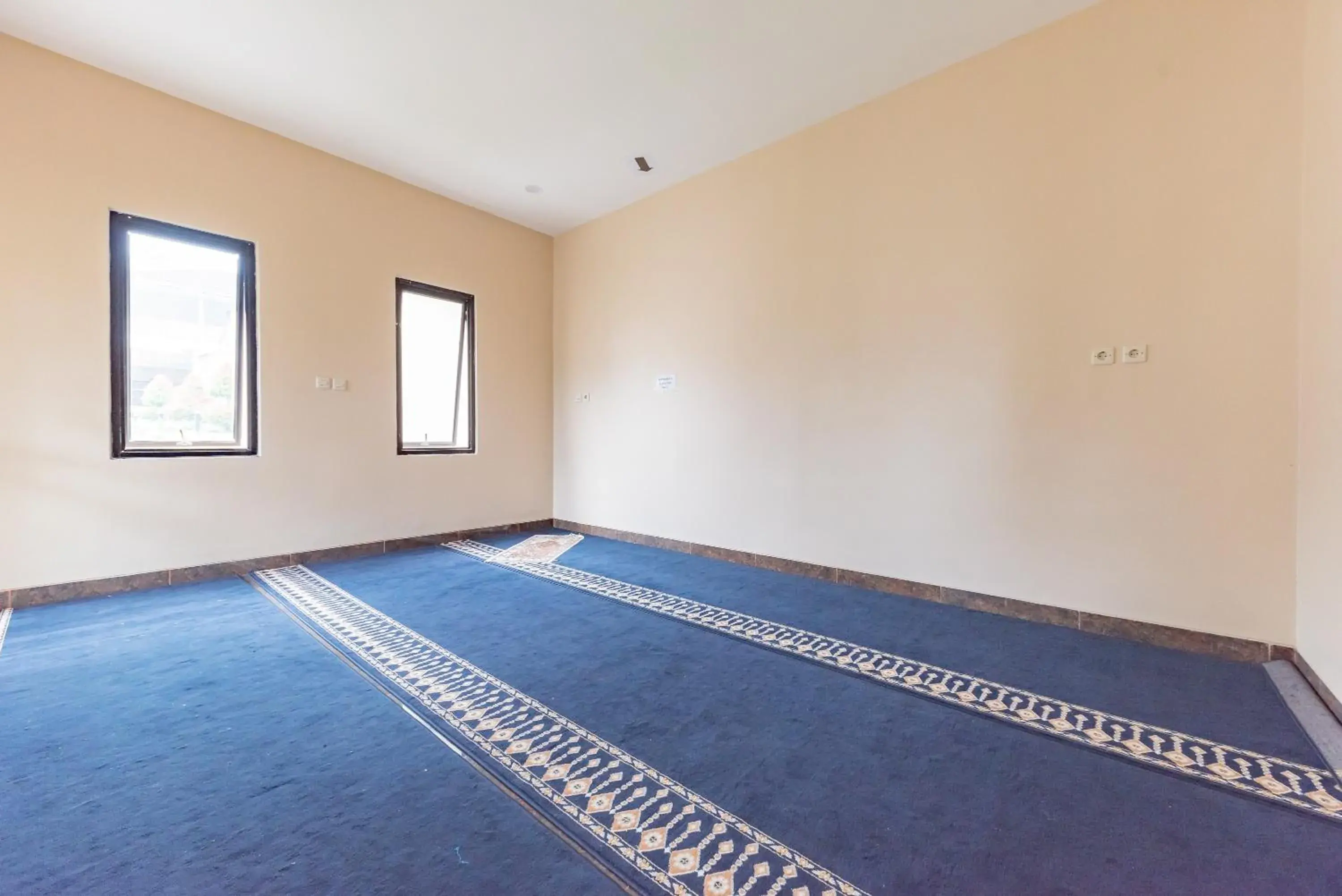 Property building in Urbanview Hotel Inkoppabri Cisarua Puncak Property building in Urbanview Hotel Inkoppabri Cisarua Puncak