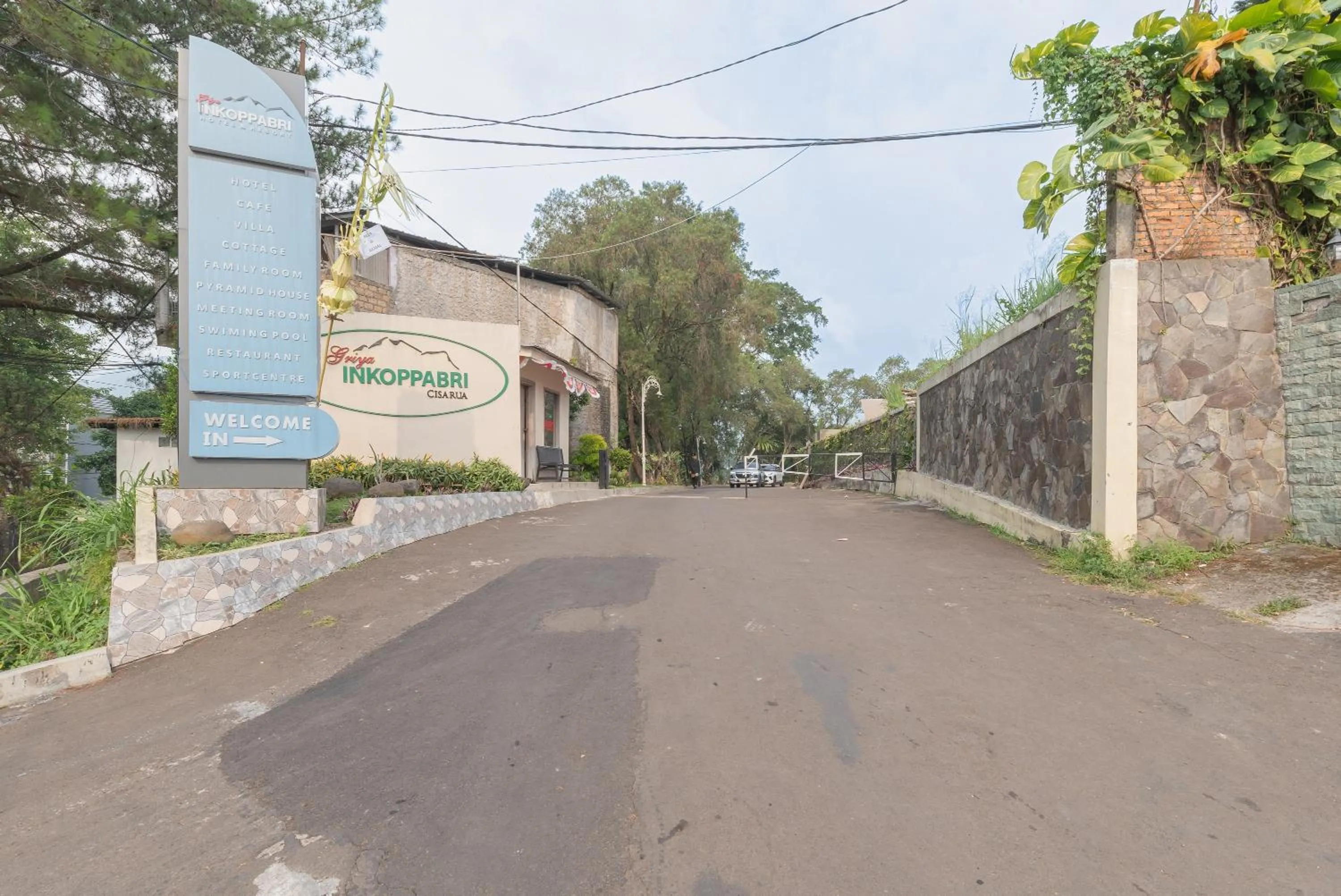 Property building in Urbanview Hotel Inkoppabri Cisarua Puncak