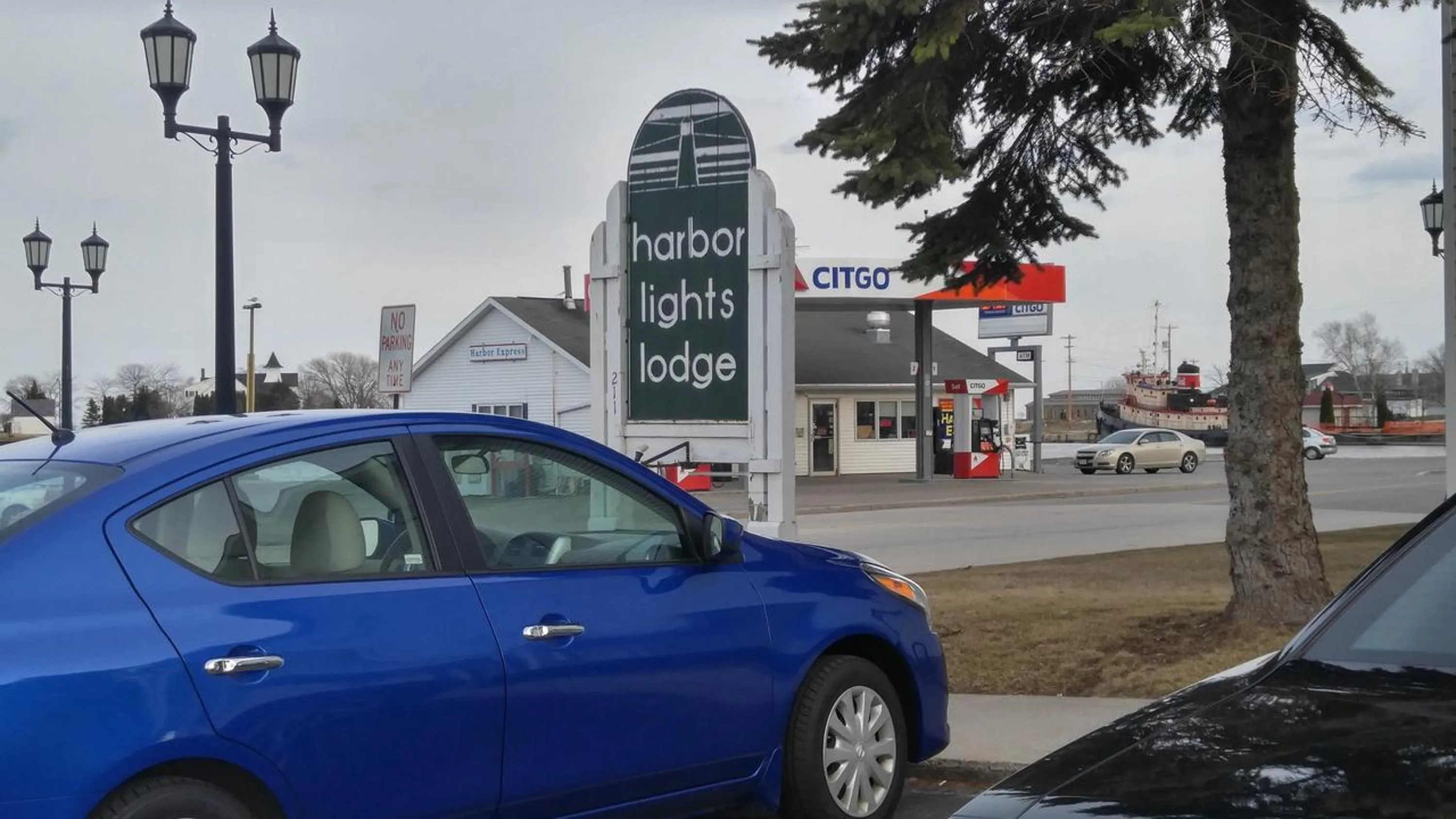 Property building in Harbor Lights Lodge